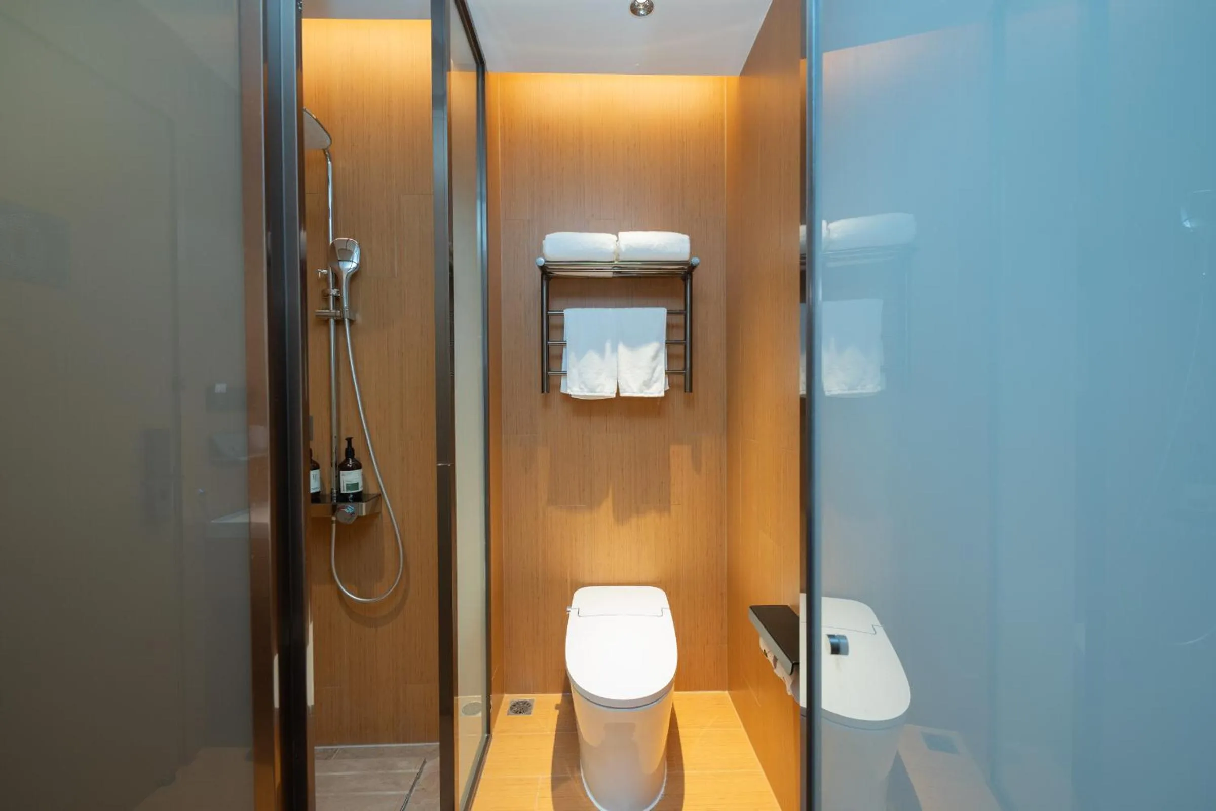 Toilet in JI Hotel Guangzhou Panyu Chimelong Wanbo Center