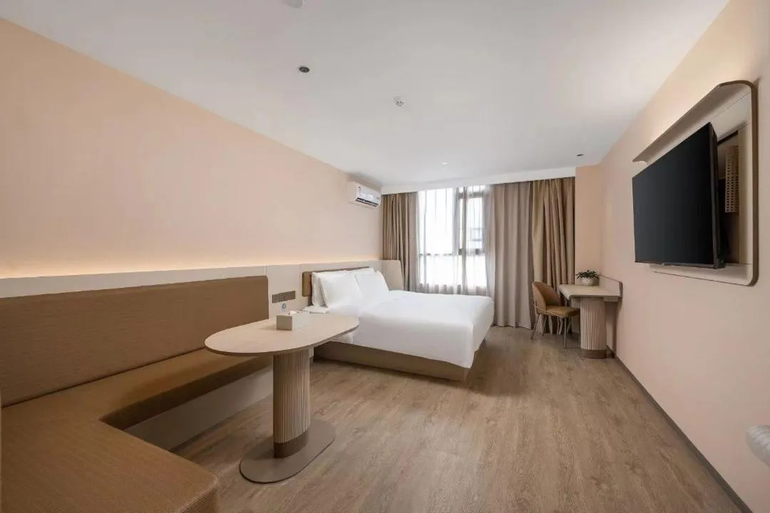 Photo of the whole room, Bed in Hanting Hotel Shenzhen Shiyan Bus Station