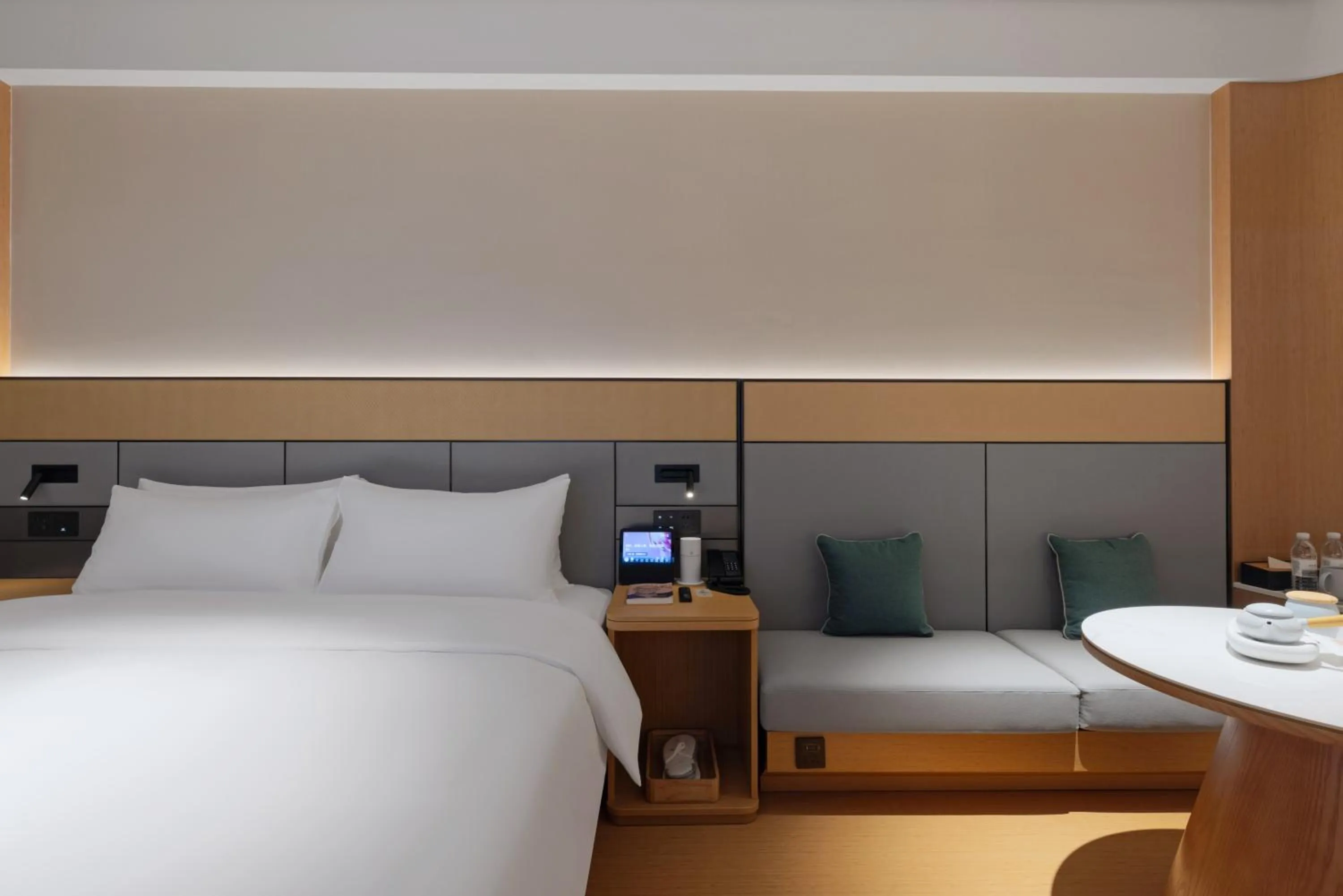 Bed in JI Hotel Chongqing Yuanjiagang Subway Station