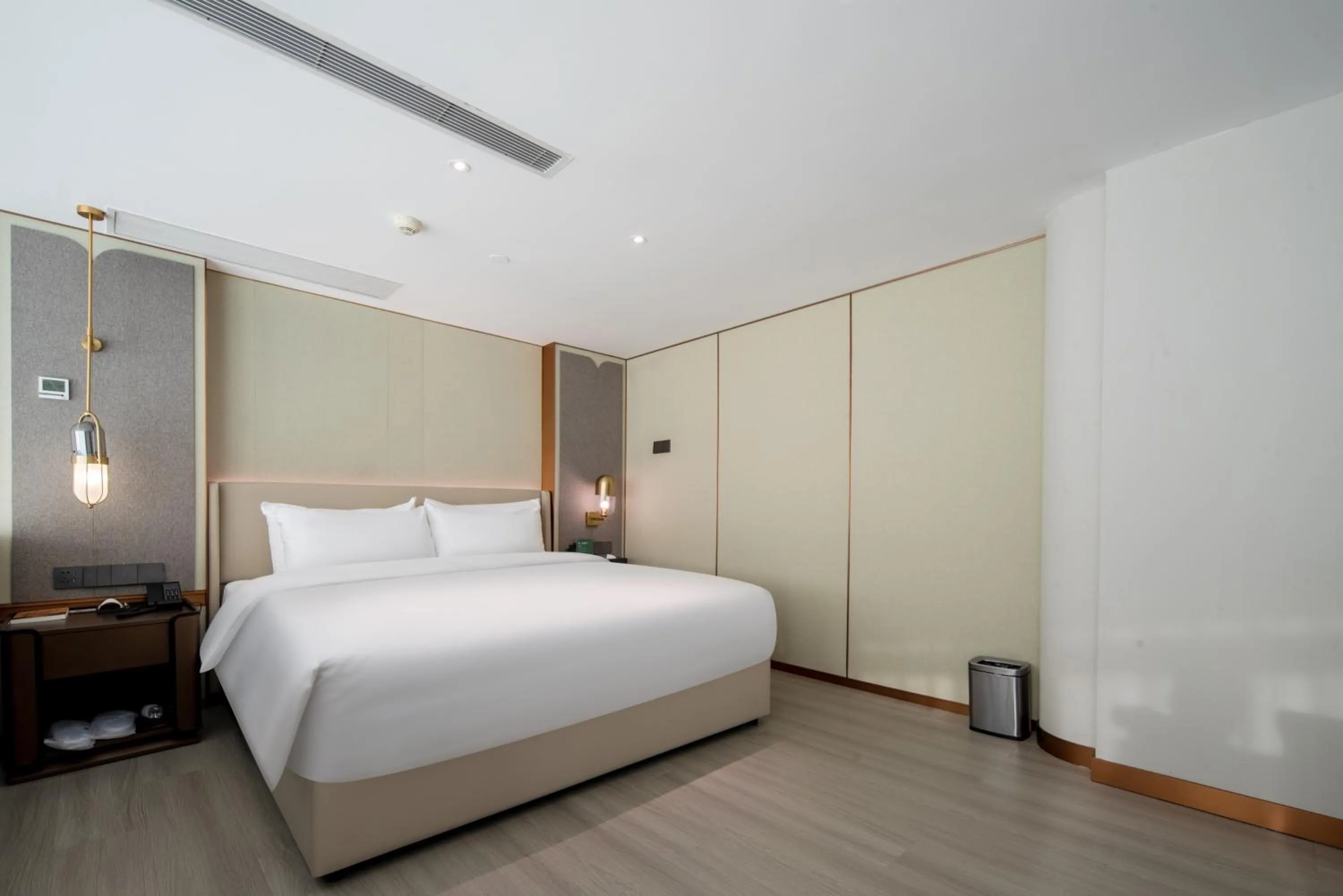 Photo of the whole room, Bed in Royalton Hotel Shenzhen Baoan Airport