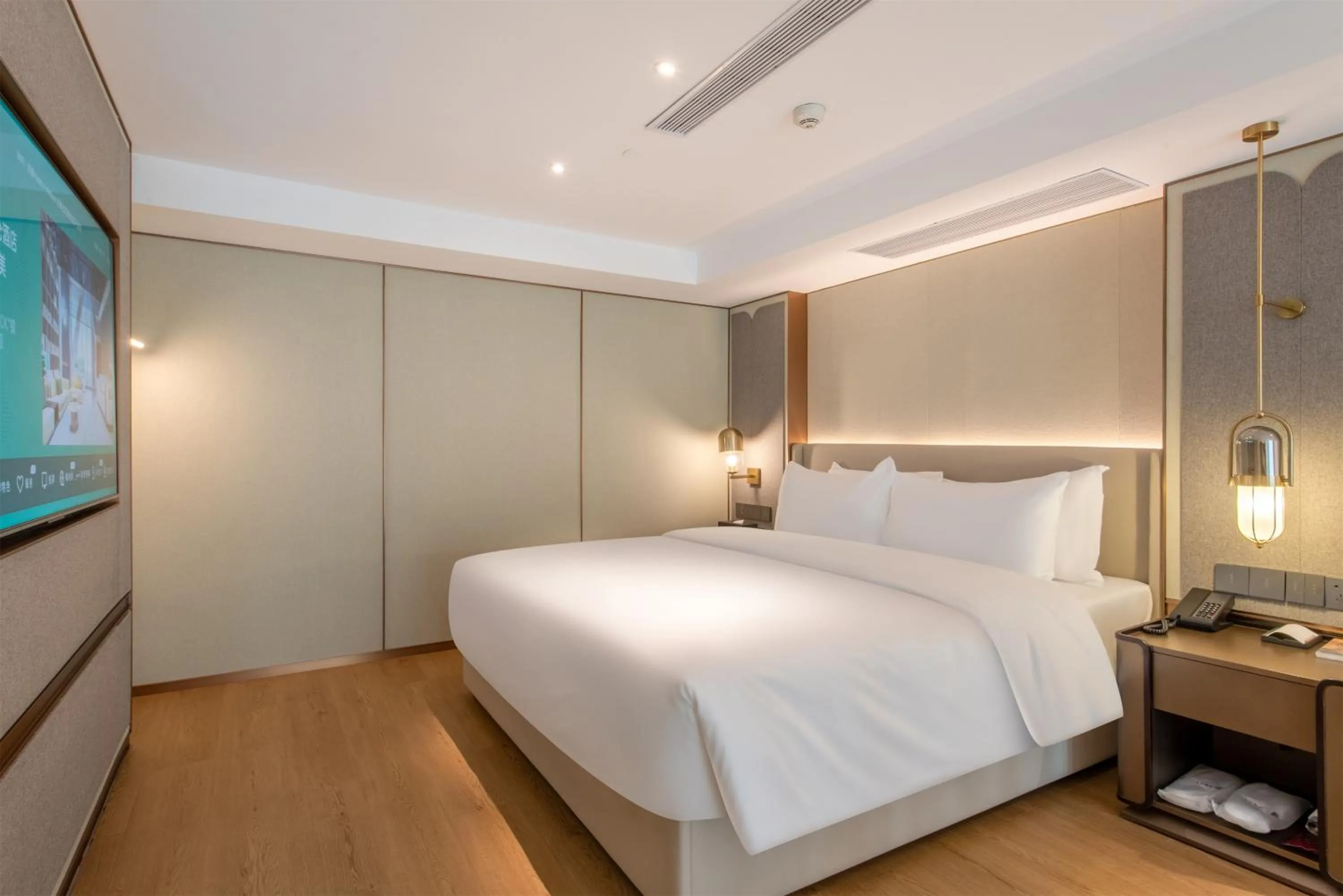 Photo of the whole room, Bed in Royalton Hotel Shenzhen Baoan Airport