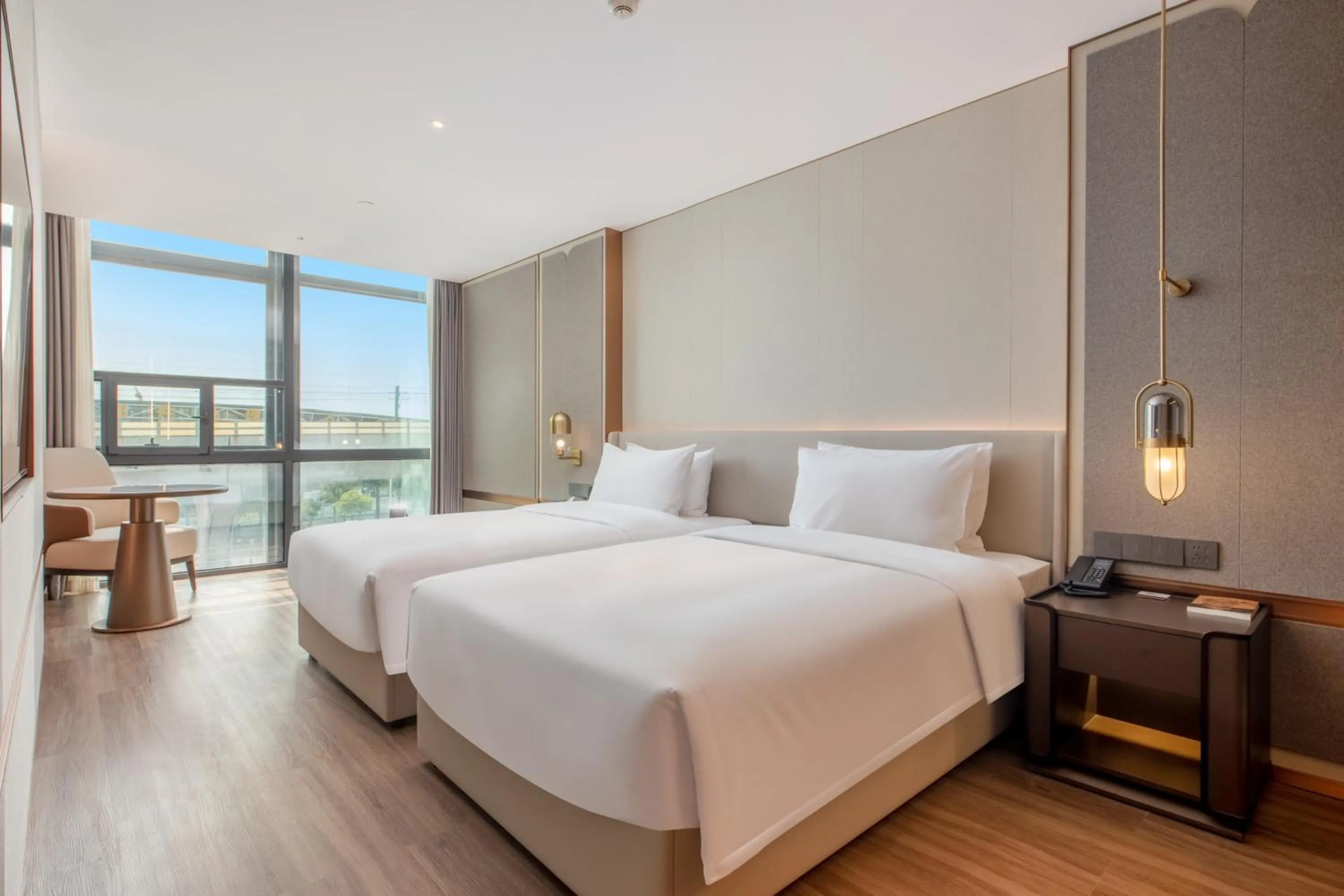 Photo of the whole room, Bed in Royalton Hotel Shenzhen Baoan Airport