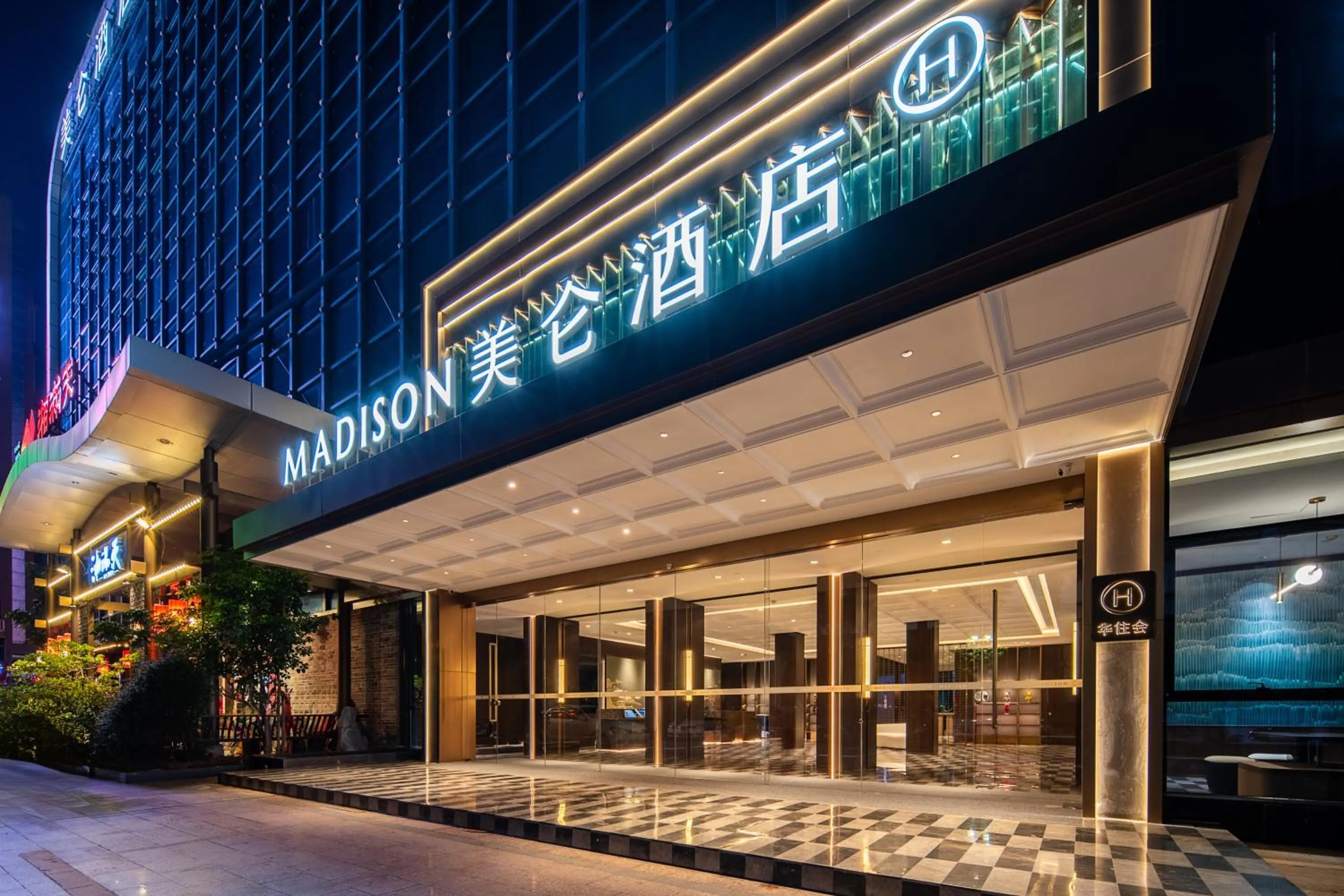 Night in Royalton Hotel Shenzhen Baoan Airport