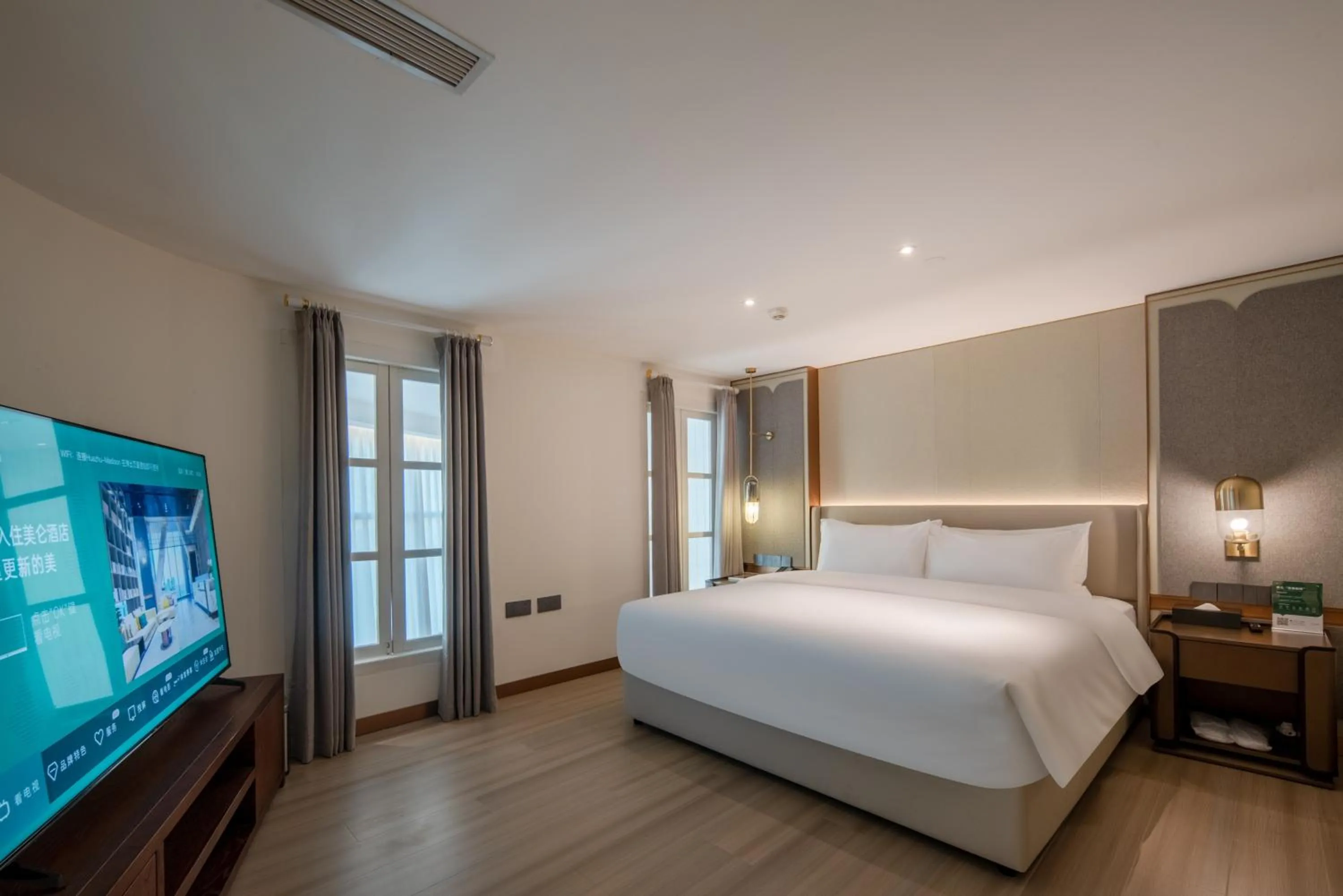 Photo of the whole room, Bed in Royalton Hotel Shenzhen Baoan Airport