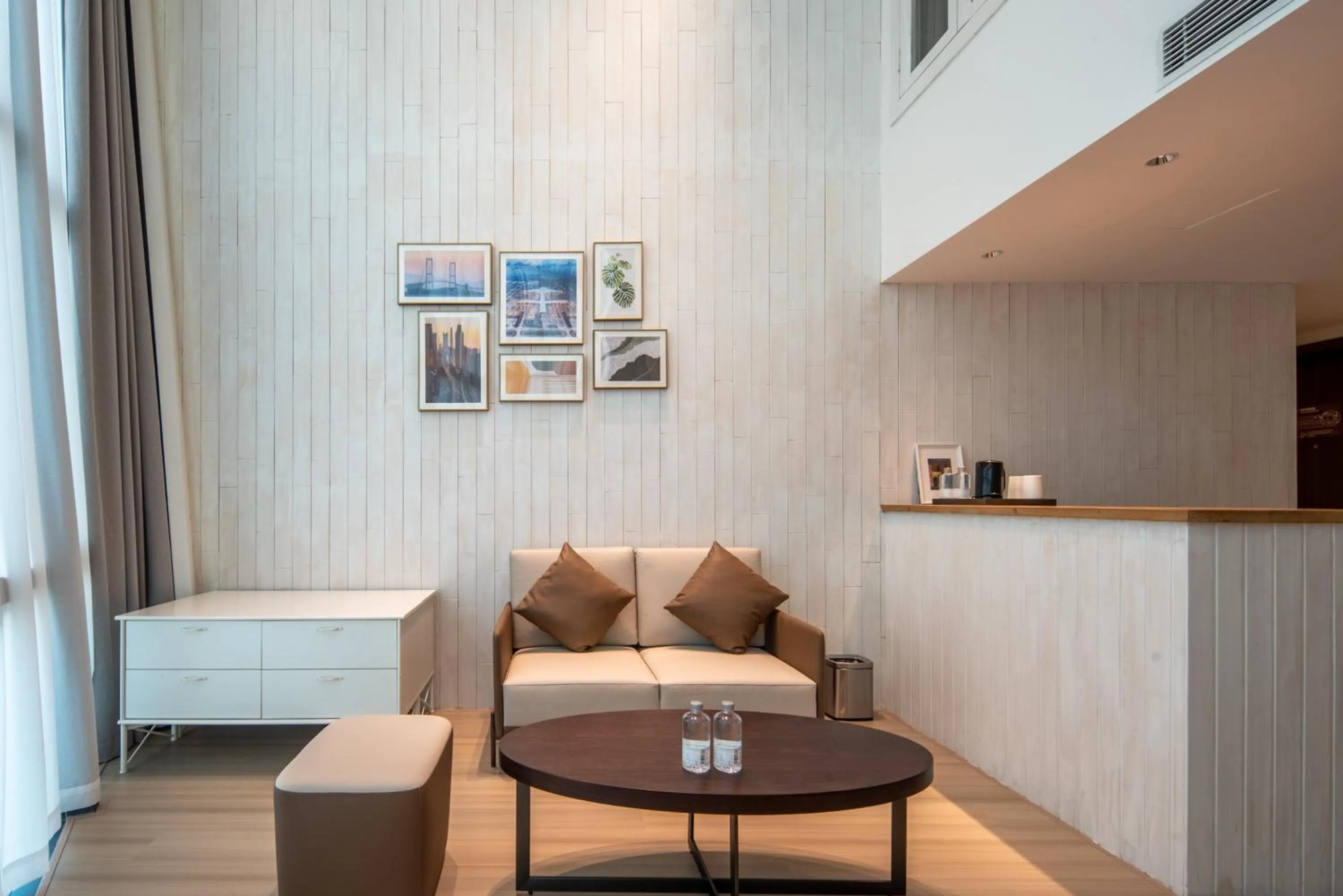 Photo of the whole room, Bed in Royalton Hotel Shenzhen Baoan Airport