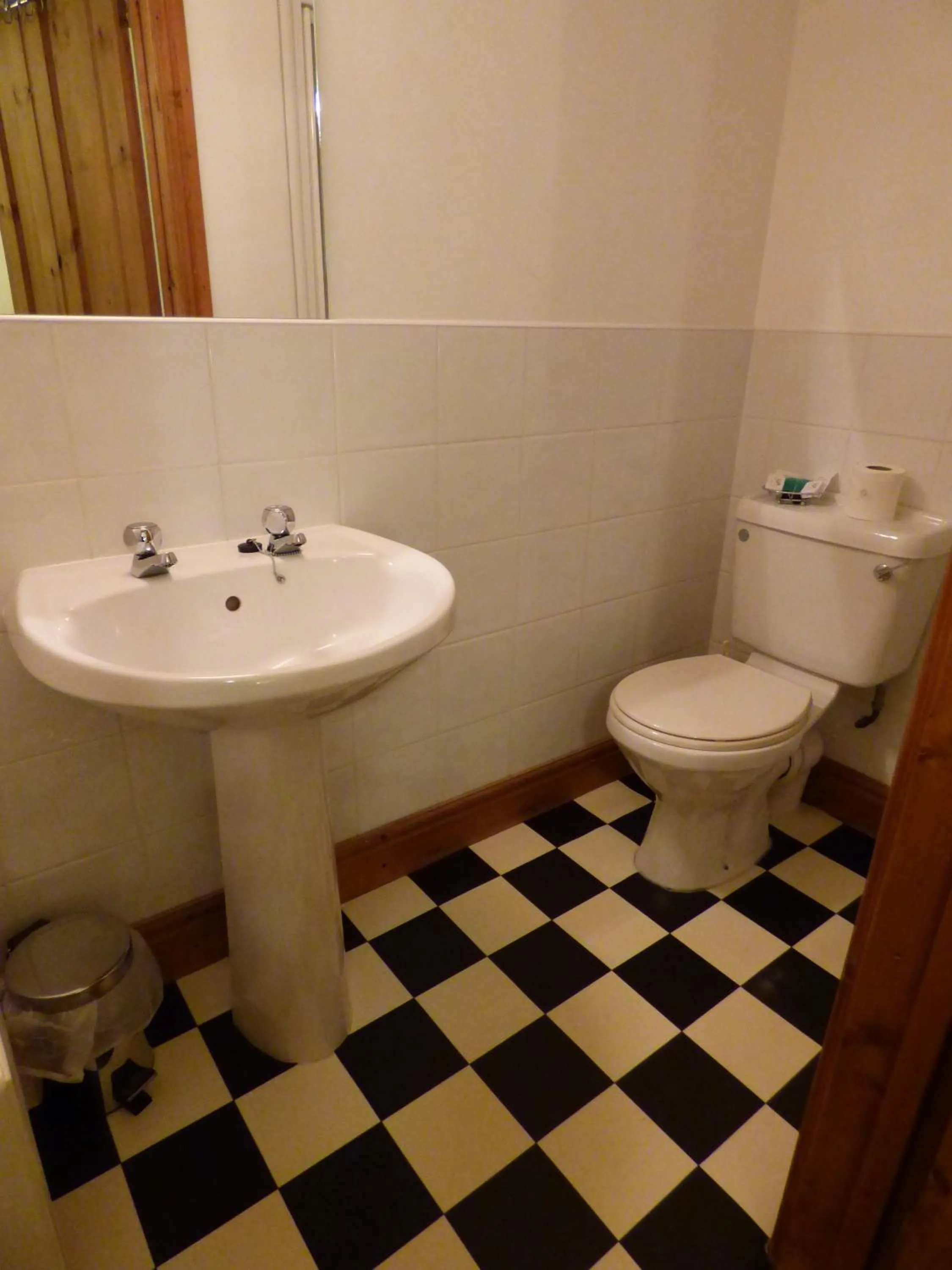 Bathroom in The Belted Will Inn