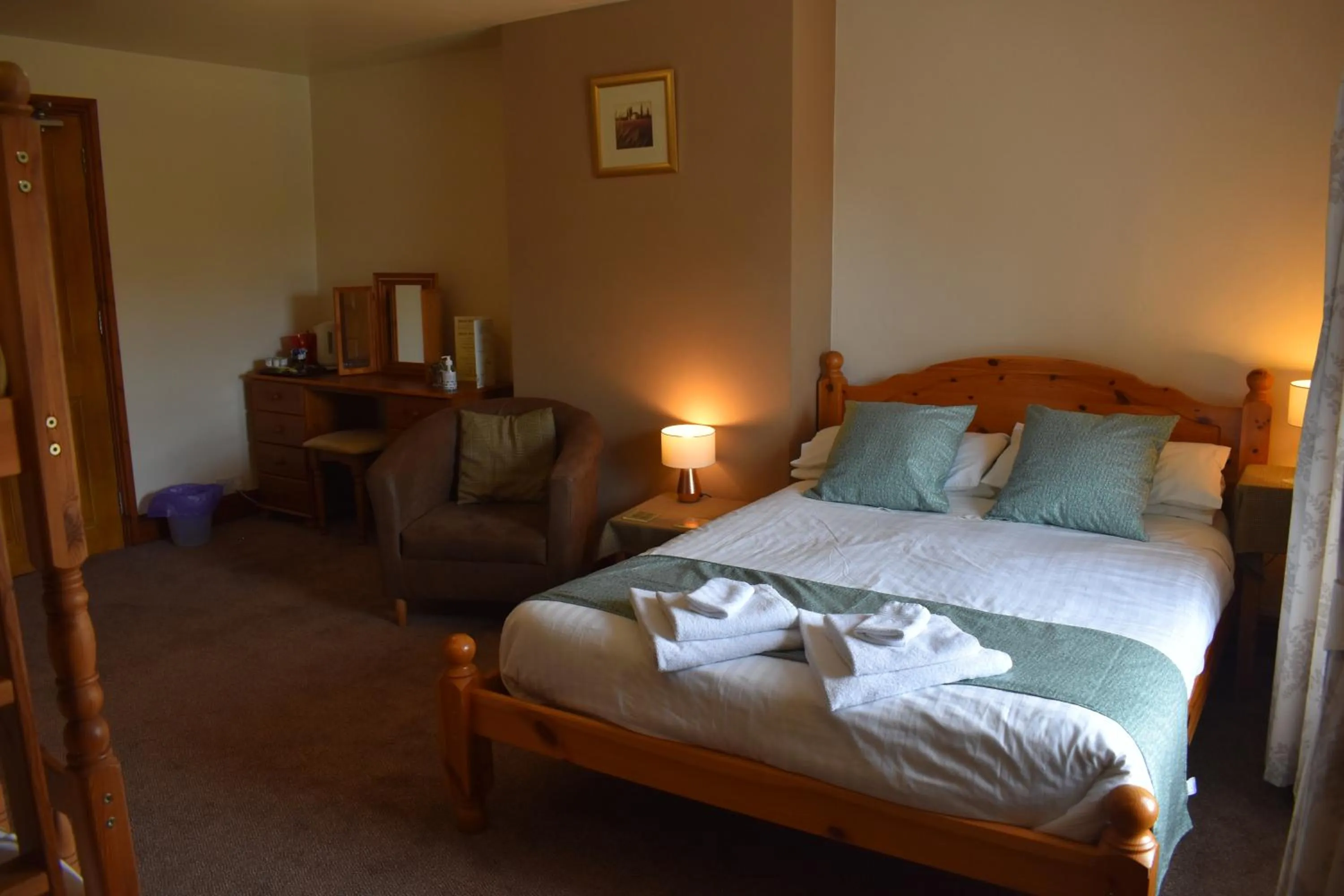 Bedroom, Bed in The Belted Will Inn