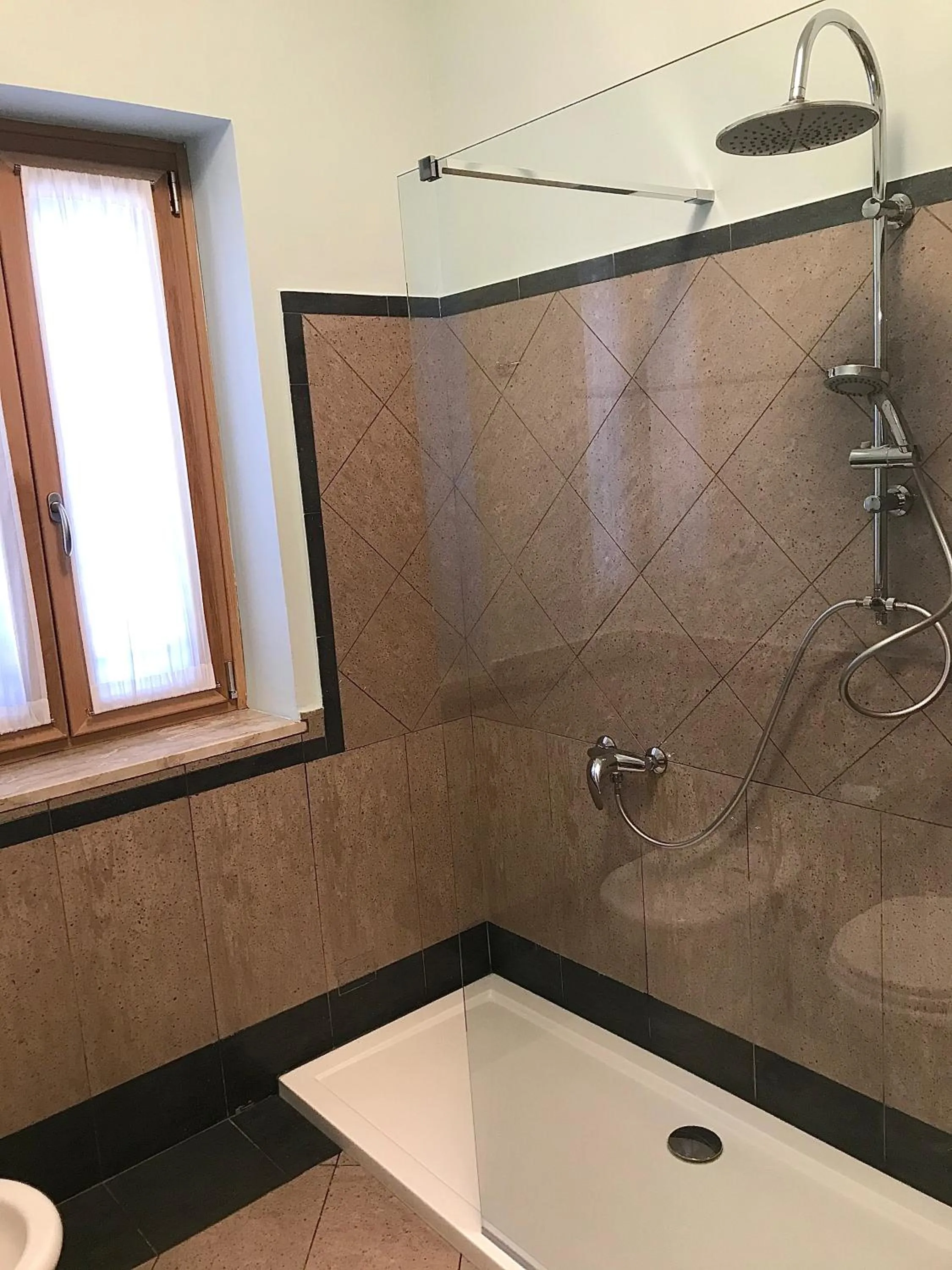 Shower in B&B Le Camerette di Edda