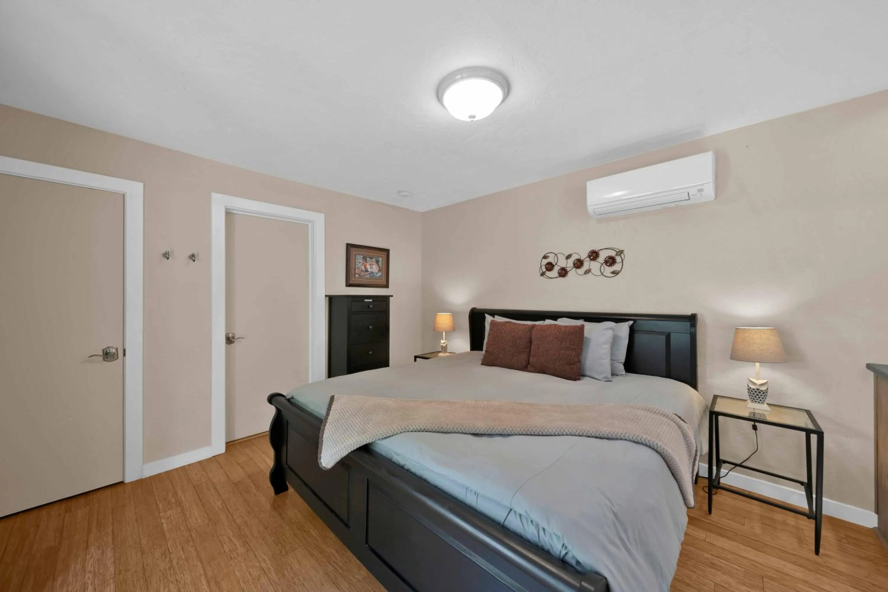 Bed in The Inn at Shasta Lake