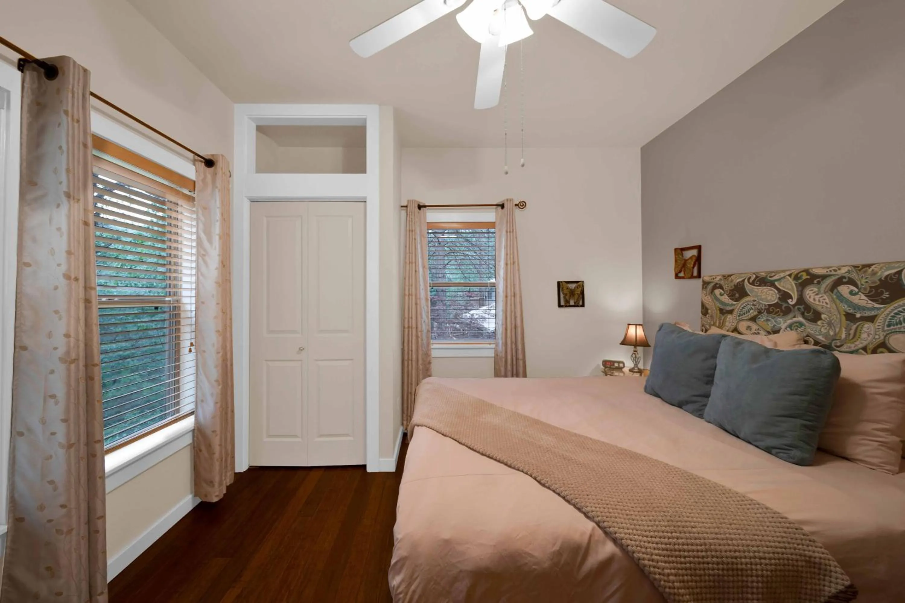 Bed in The Inn at Shasta Lake