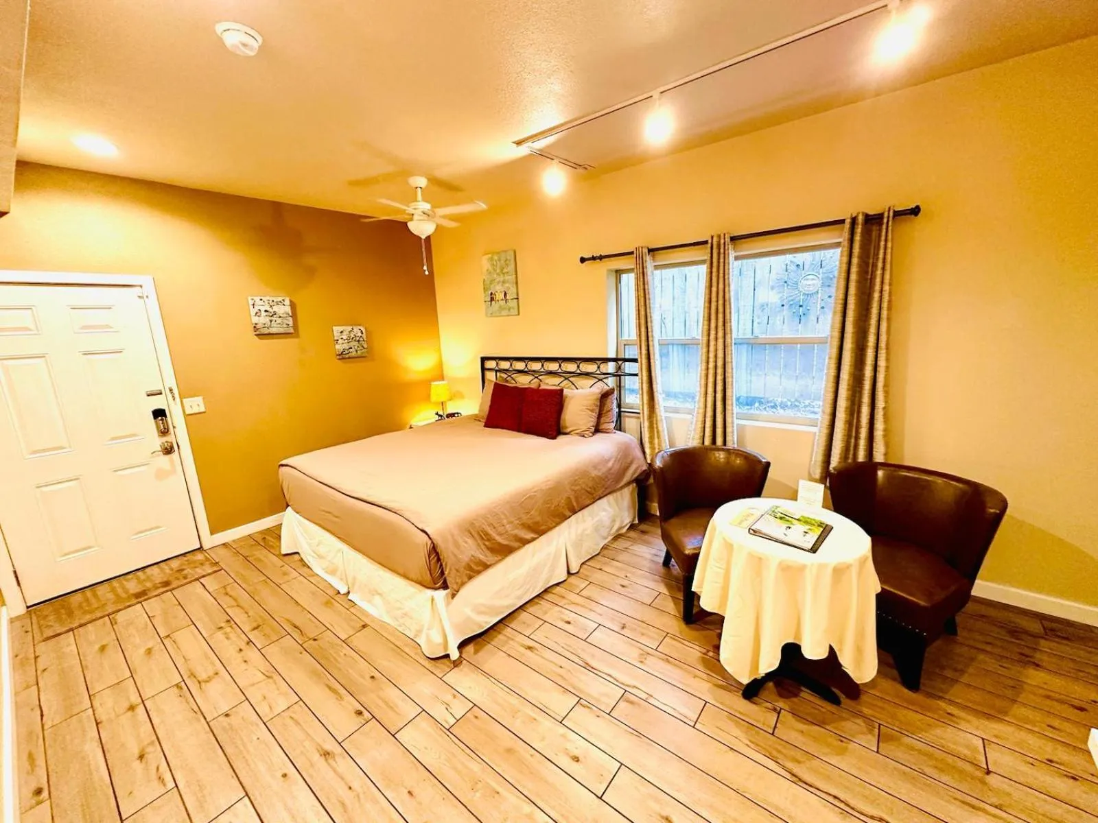 Bed in The Inn at Shasta Lake