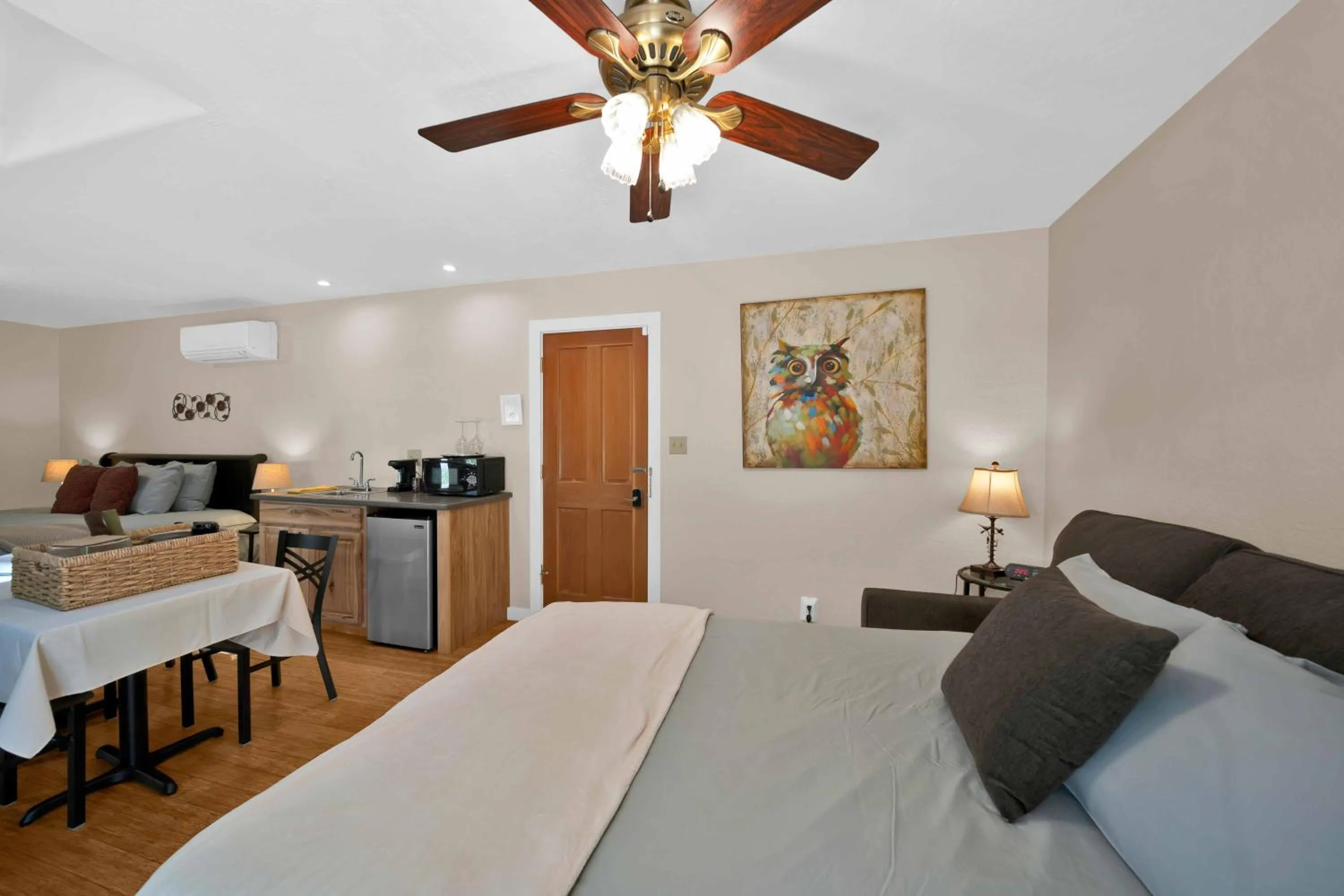 Bed in The Inn at Shasta Lake