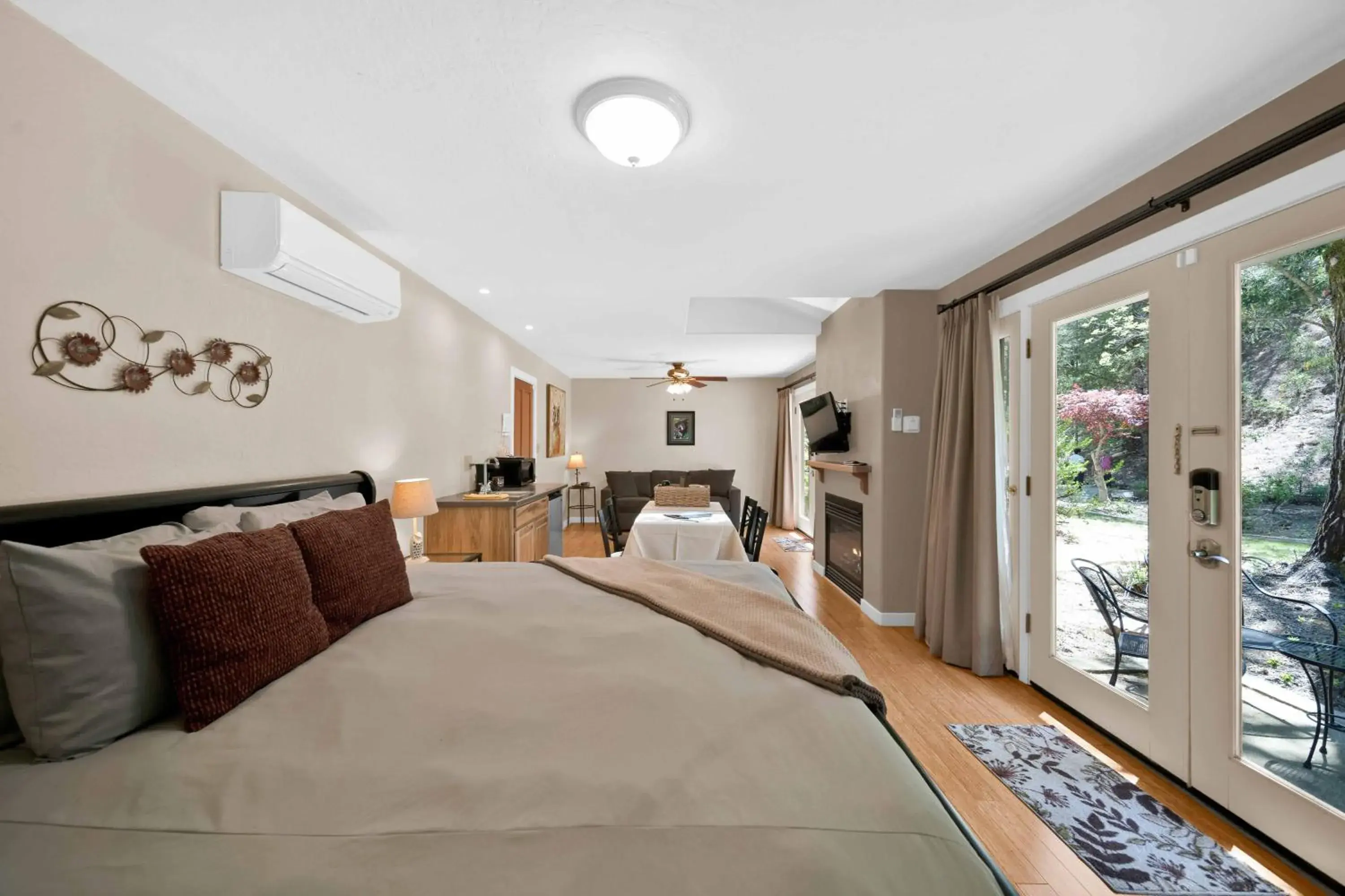 Deluxe King Suite in The Inn at Shasta Lake Deluxe King Suite in The Inn at Shasta Lake