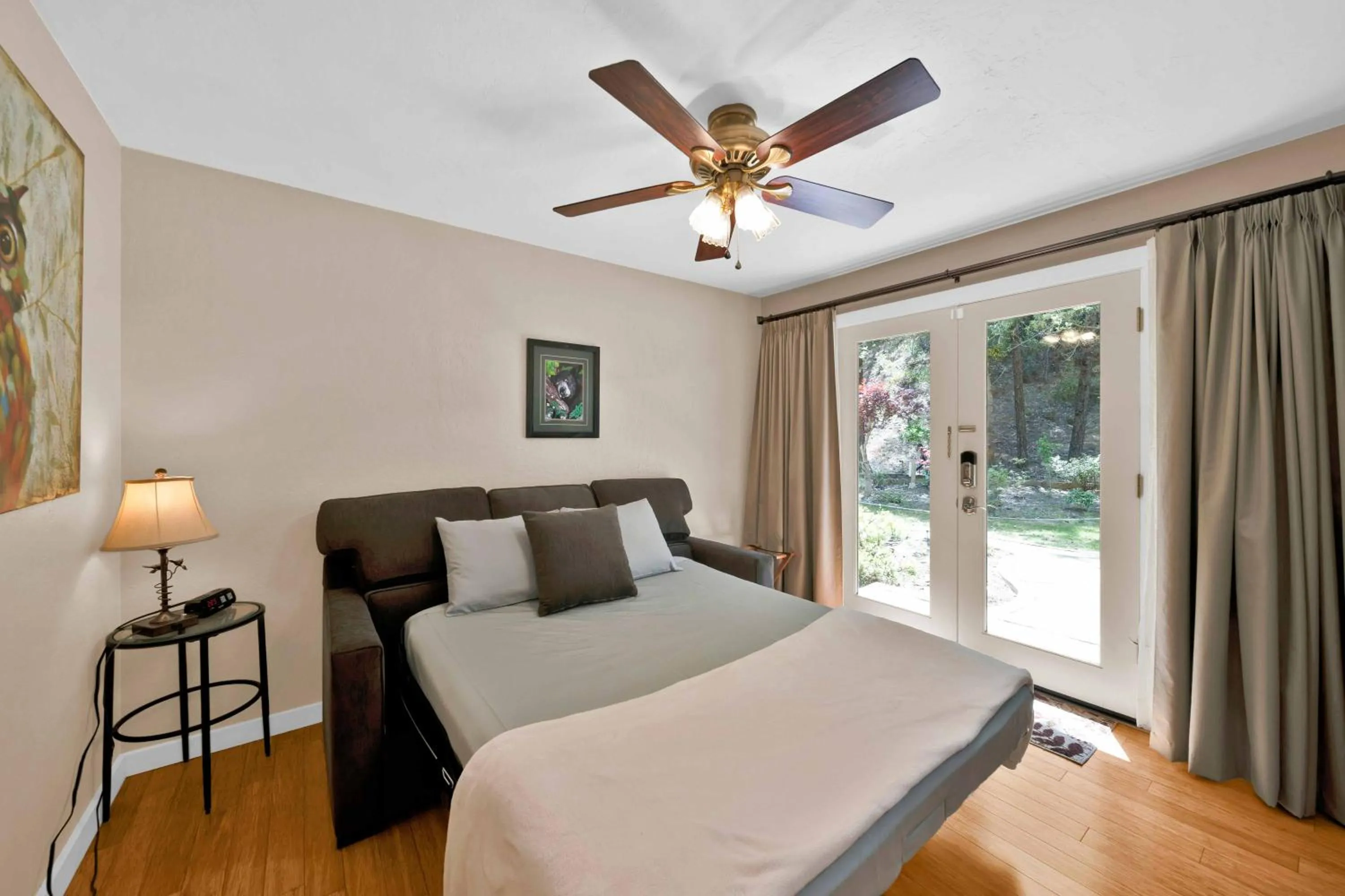 Bed in The Inn at Shasta Lake