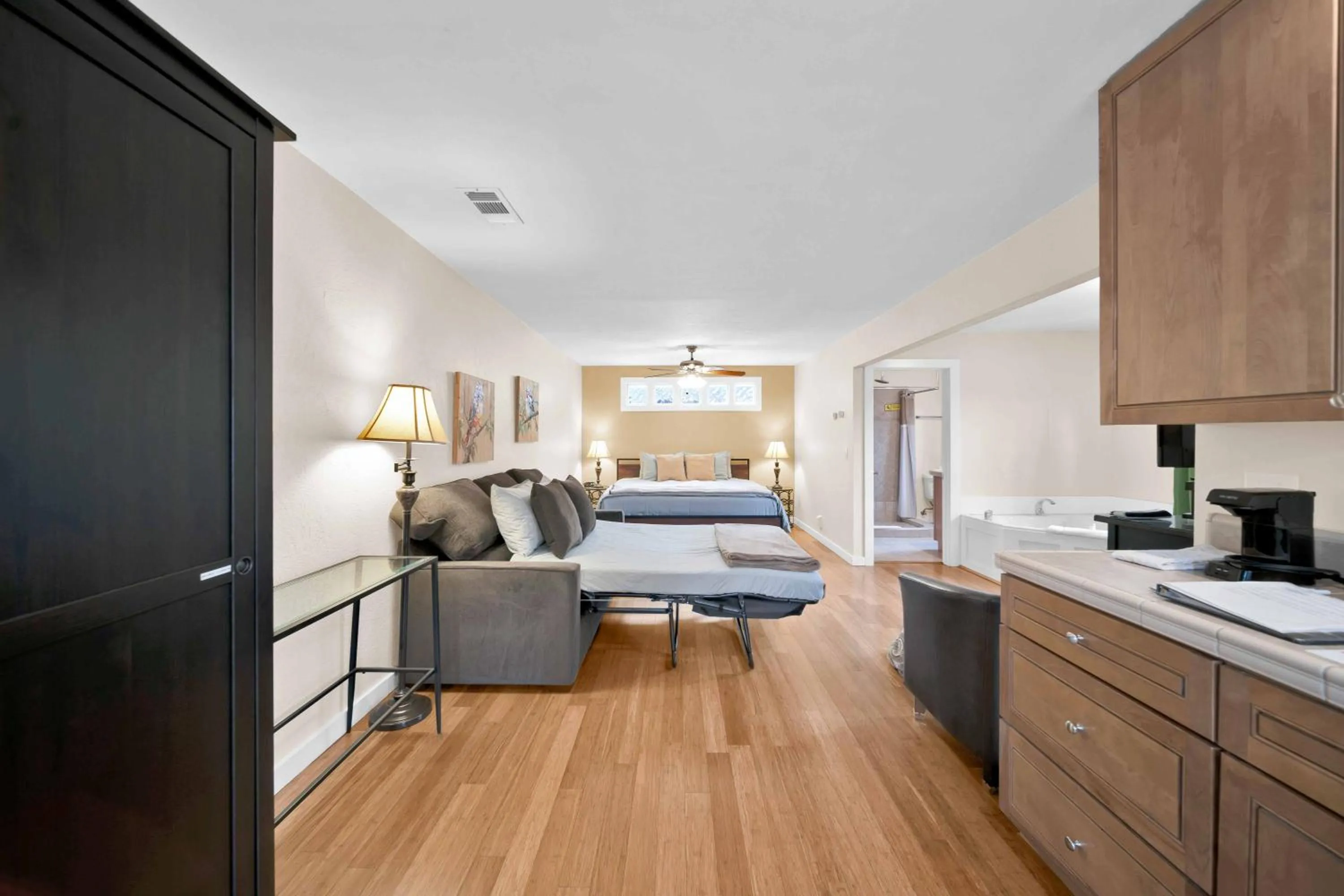 Bed in The Inn at Shasta Lake