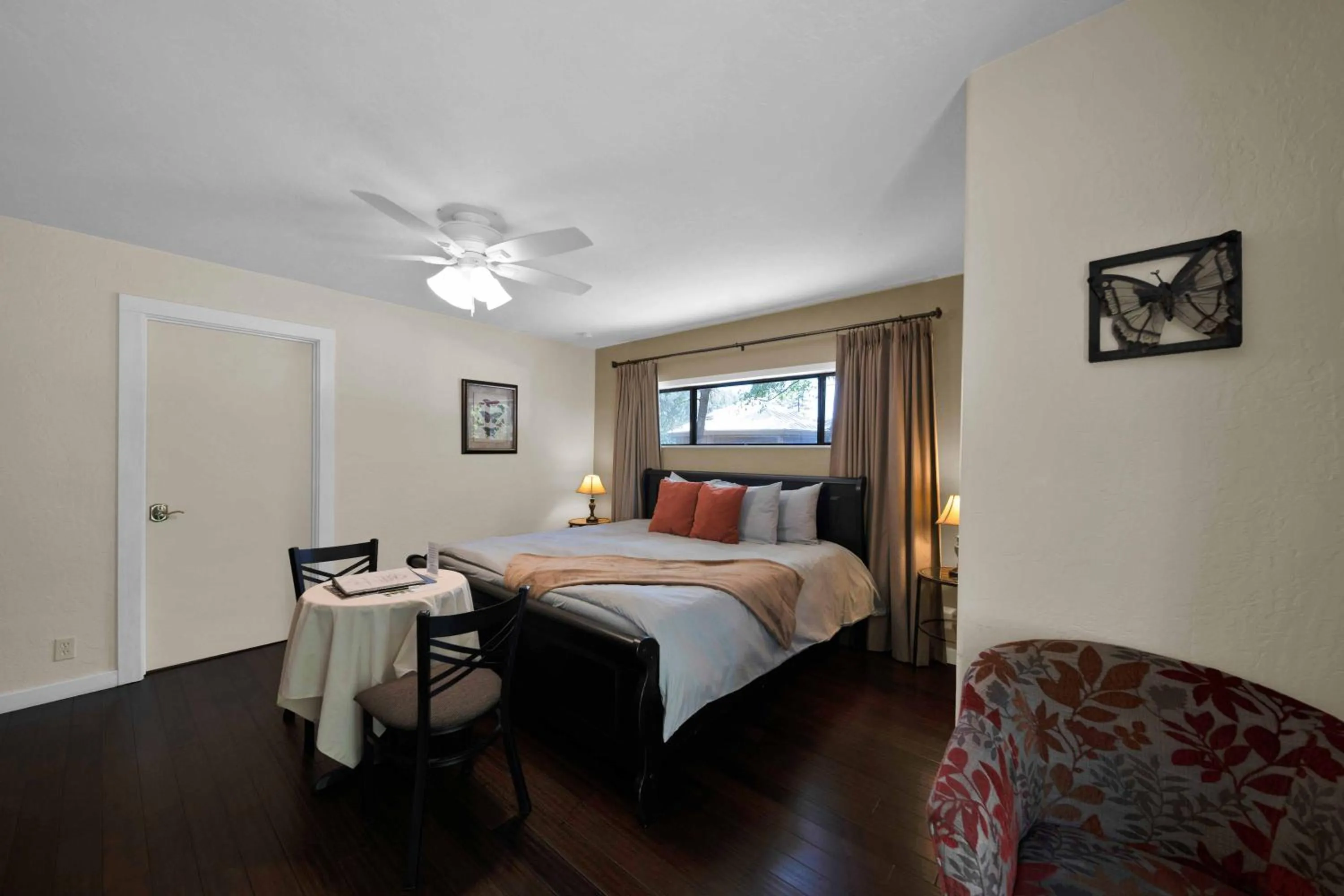 Bed in The Inn at Shasta Lake