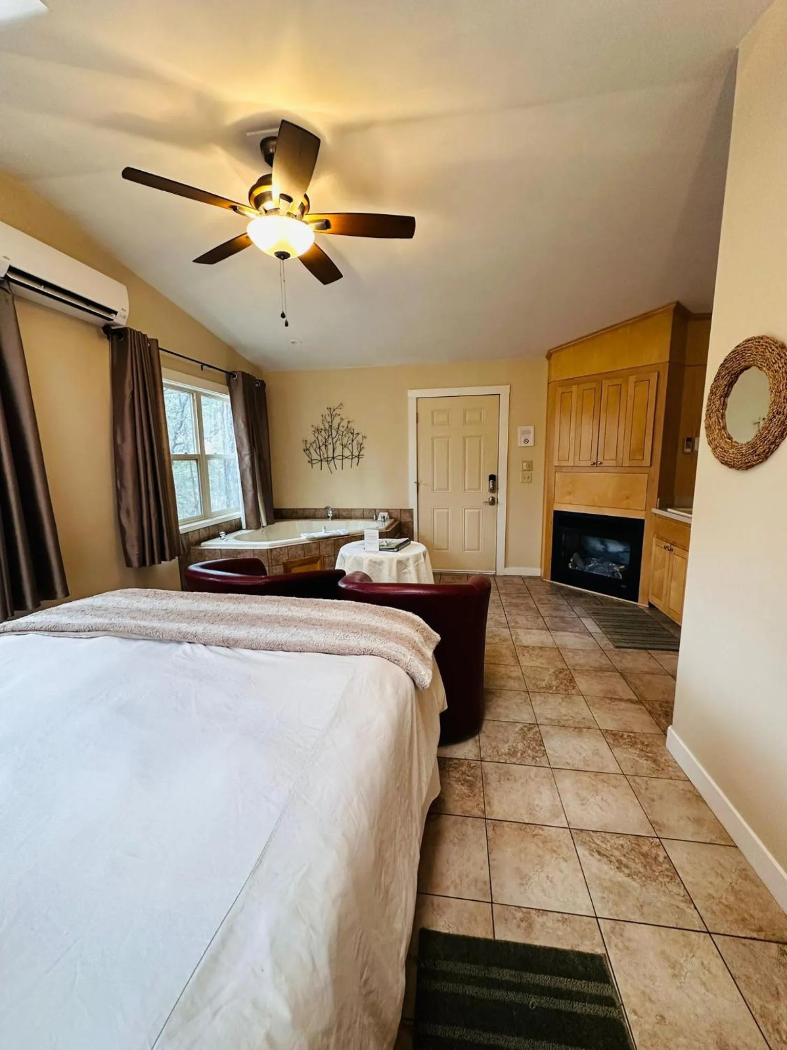 Bed in The Inn at Shasta Lake