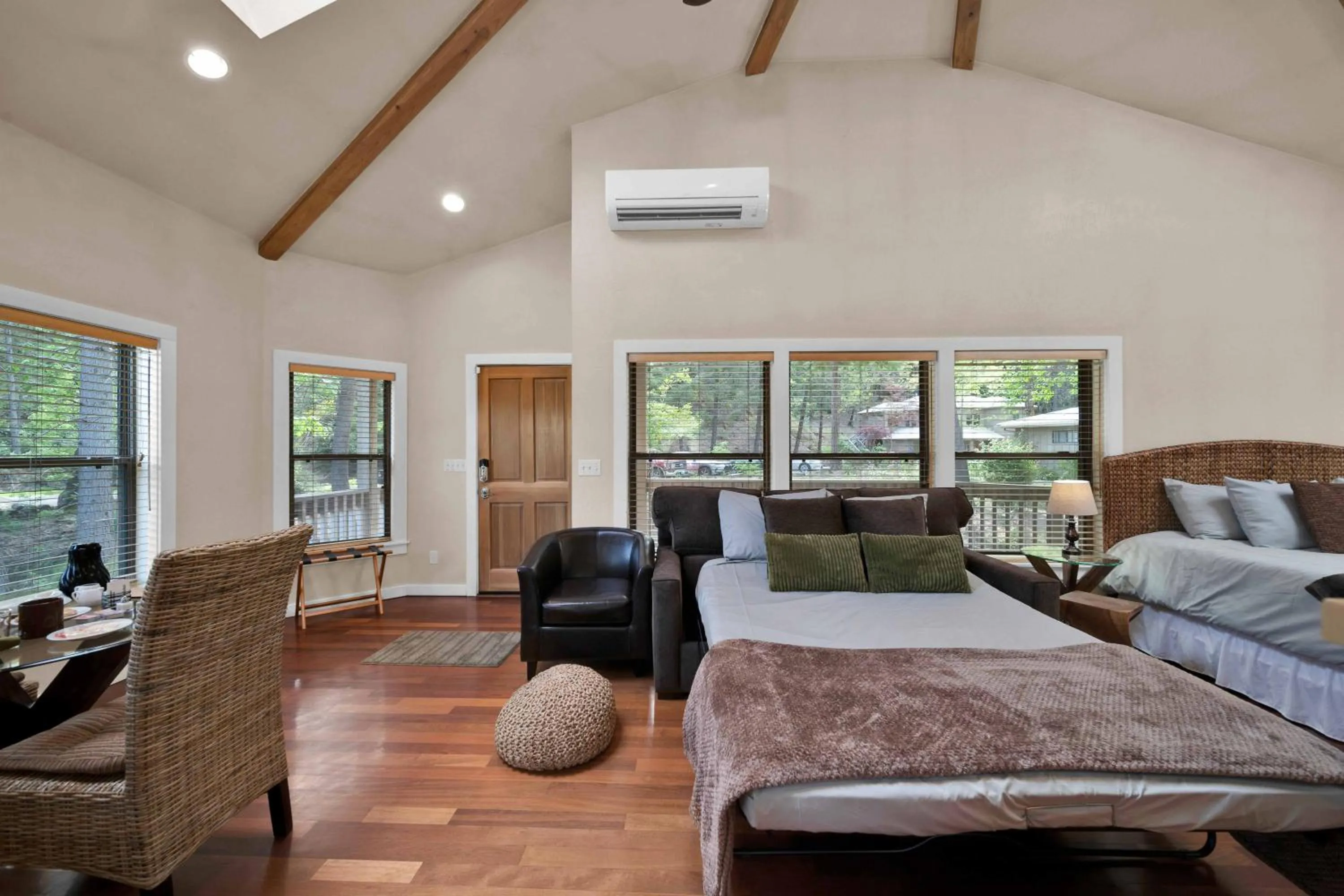 Bed in The Inn at Shasta Lake