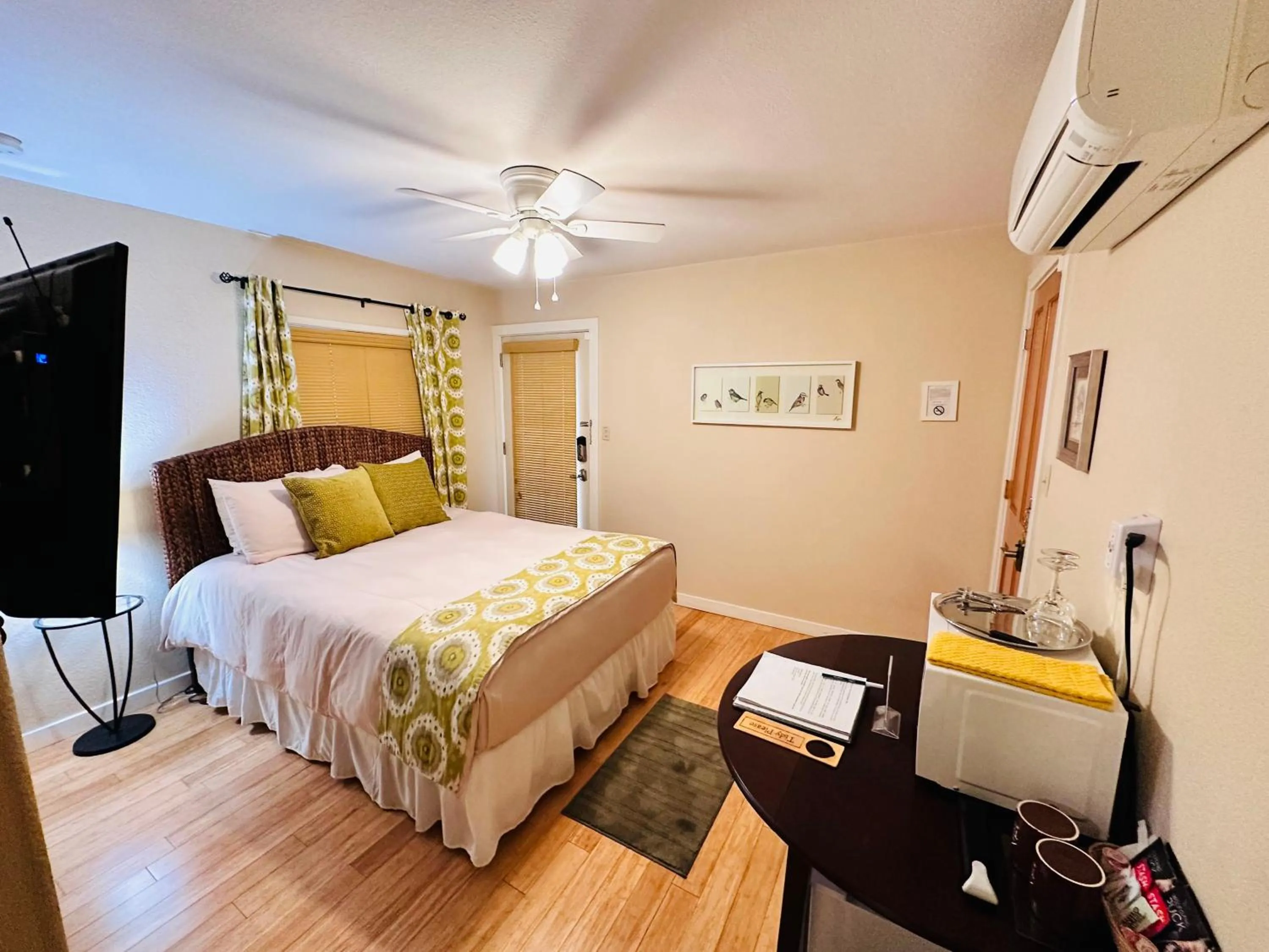 Bed in The Inn at Shasta Lake