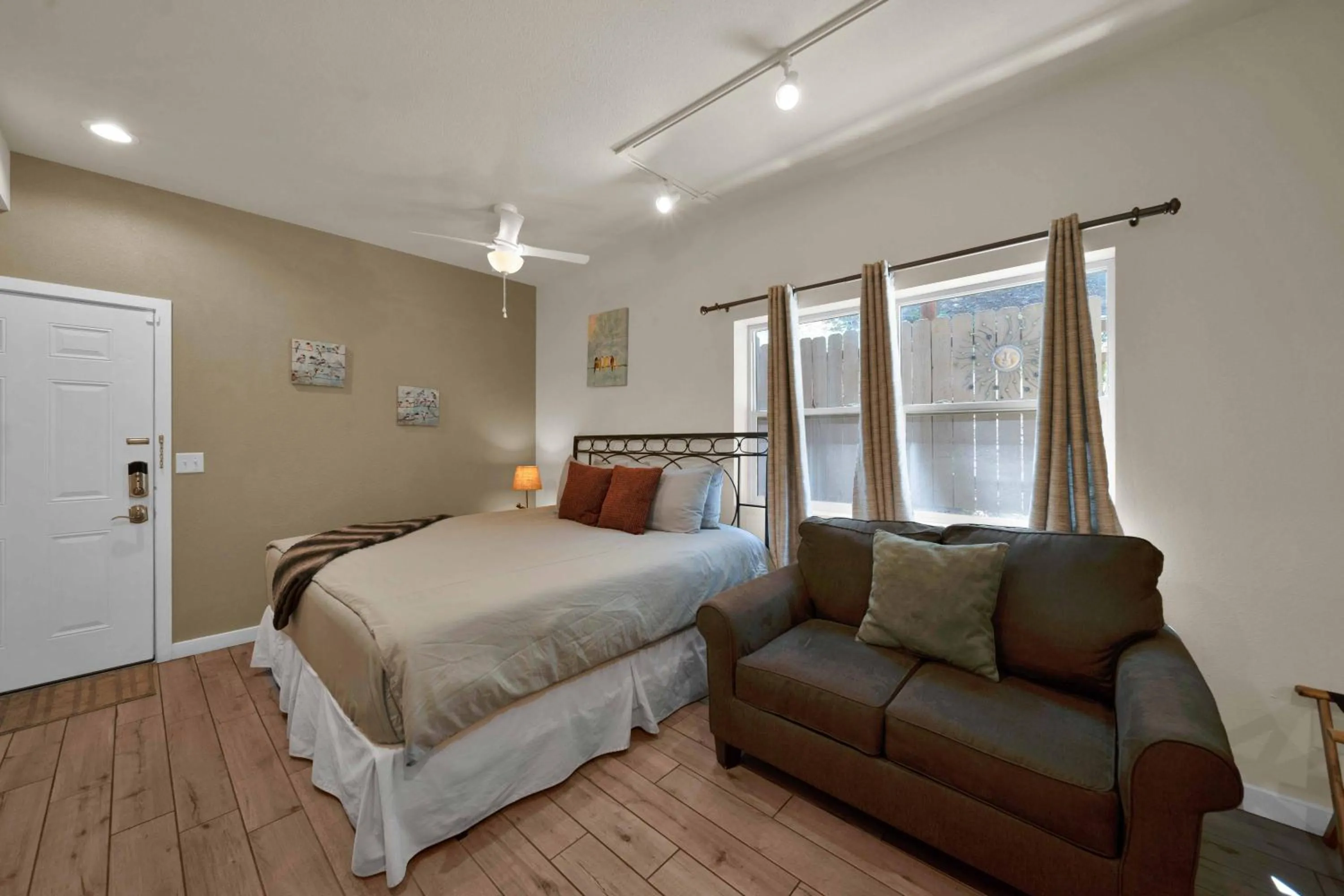 Bed in The Inn at Shasta Lake