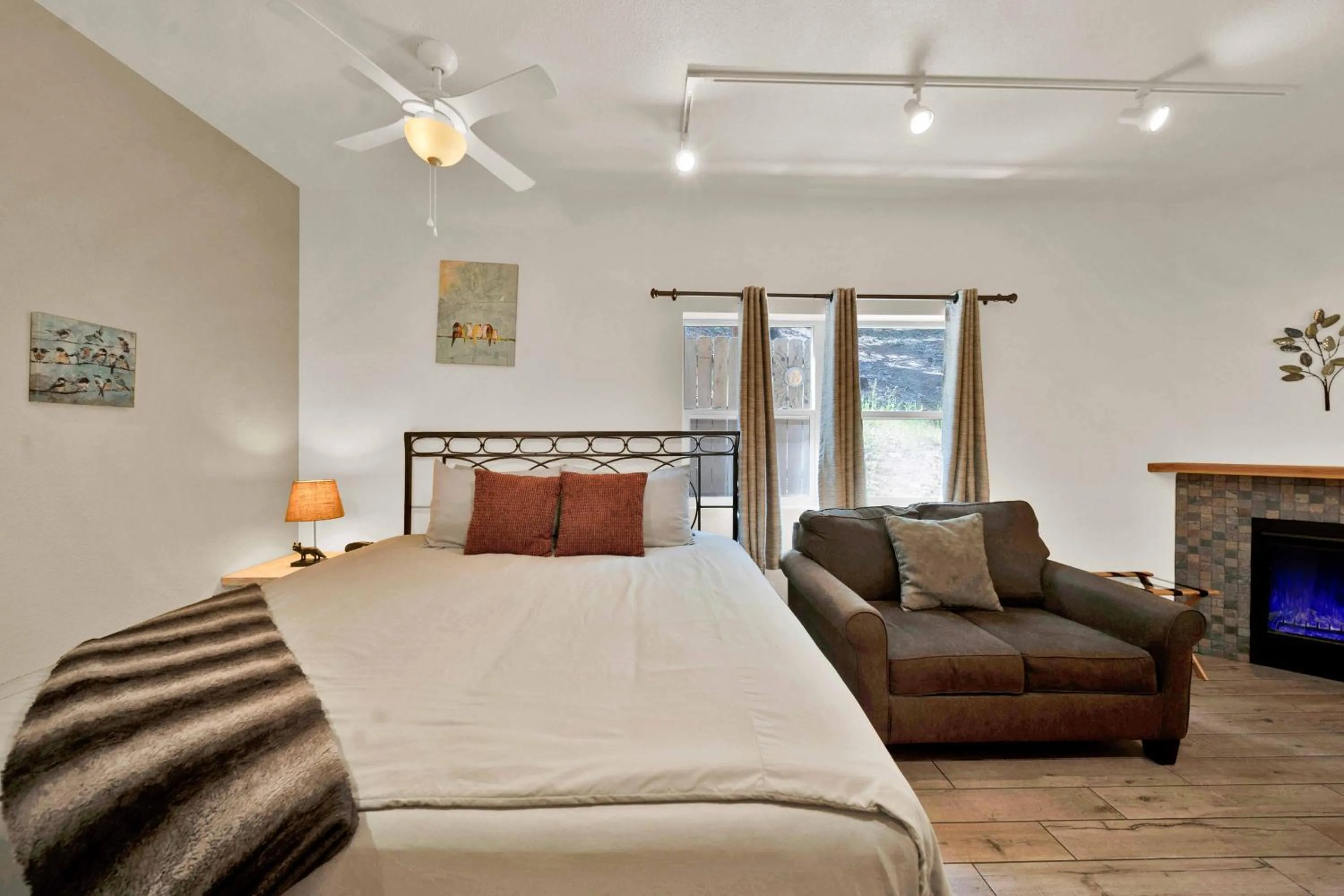 Bed in The Inn at Shasta Lake