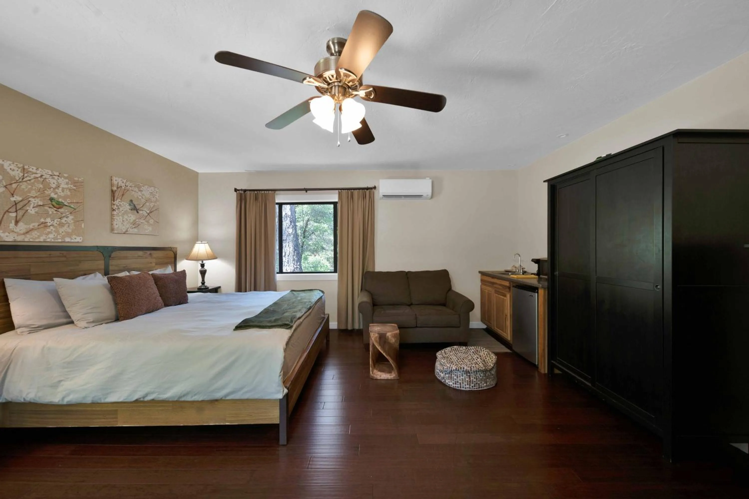 Bed in The Inn at Shasta Lake