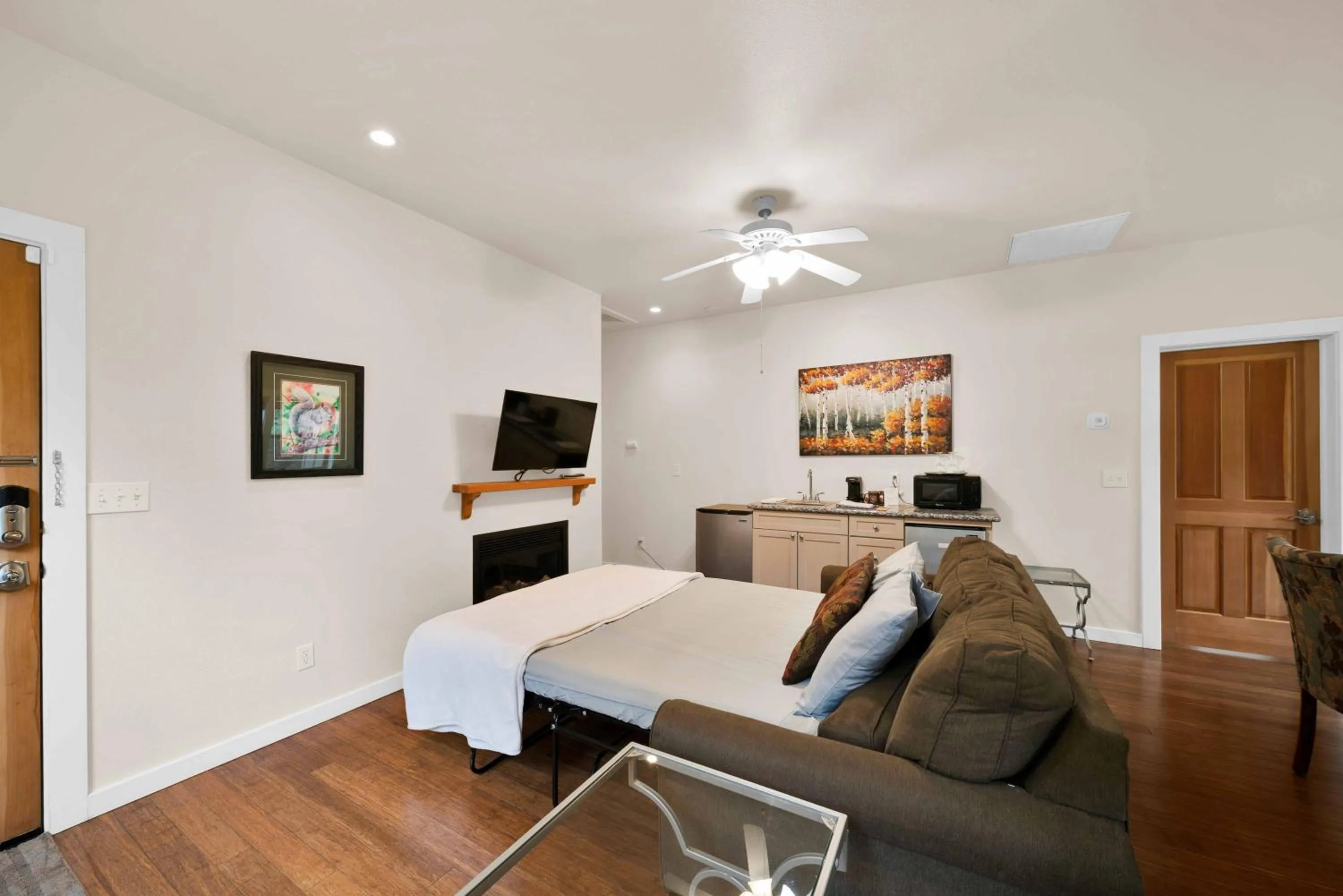 Bed in The Inn at Shasta Lake