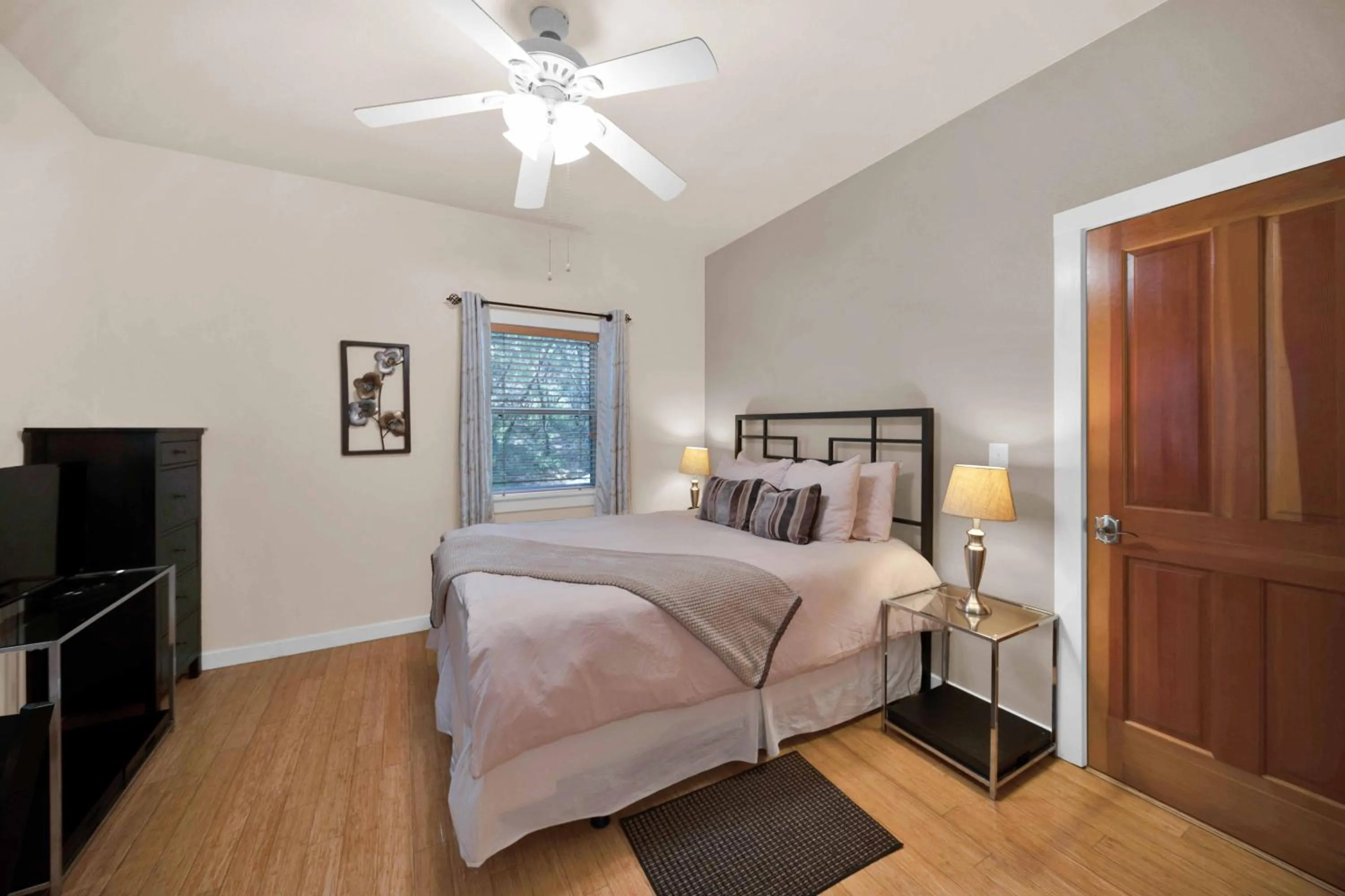 Bed in The Inn at Shasta Lake