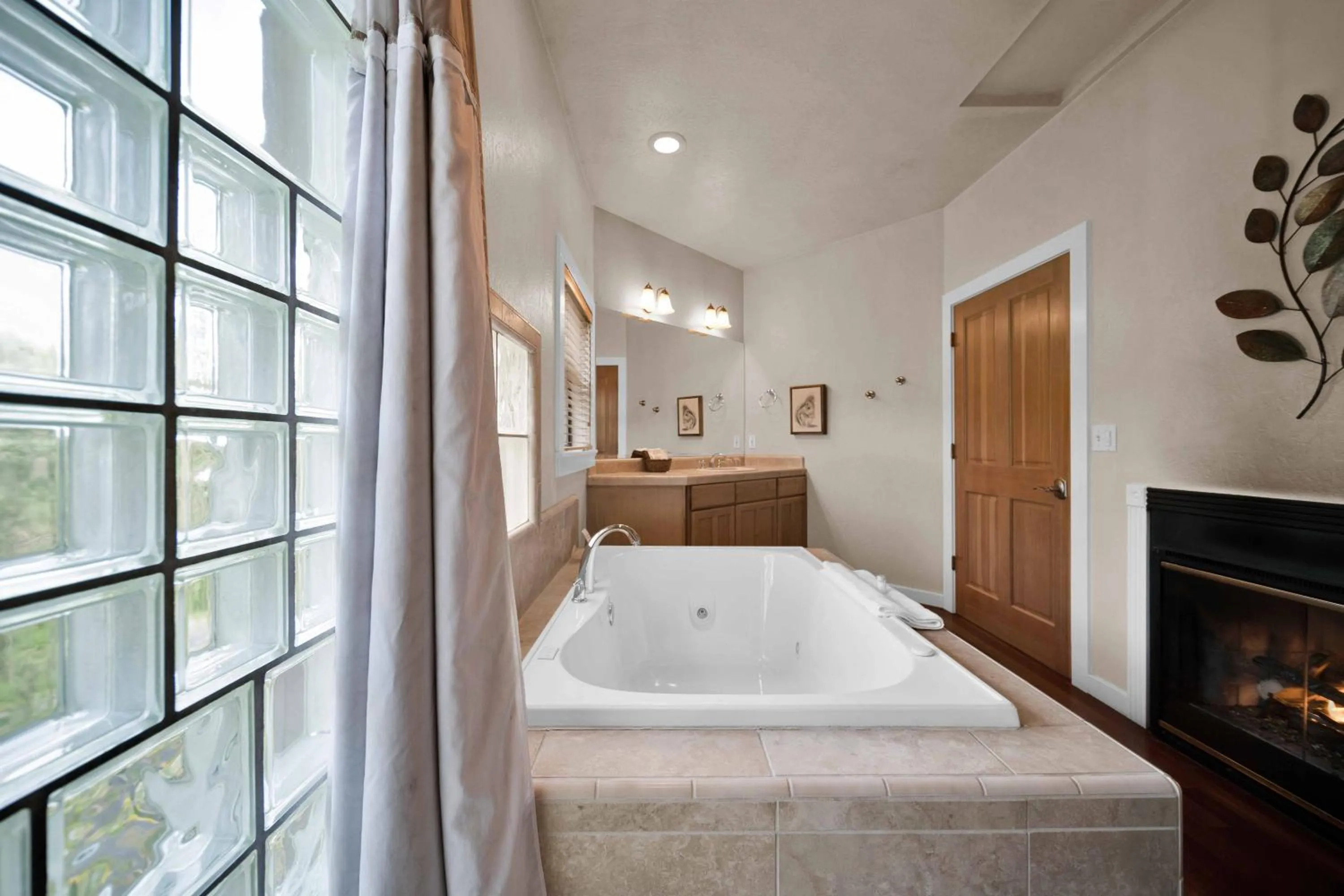 Bed in The Inn at Shasta Lake