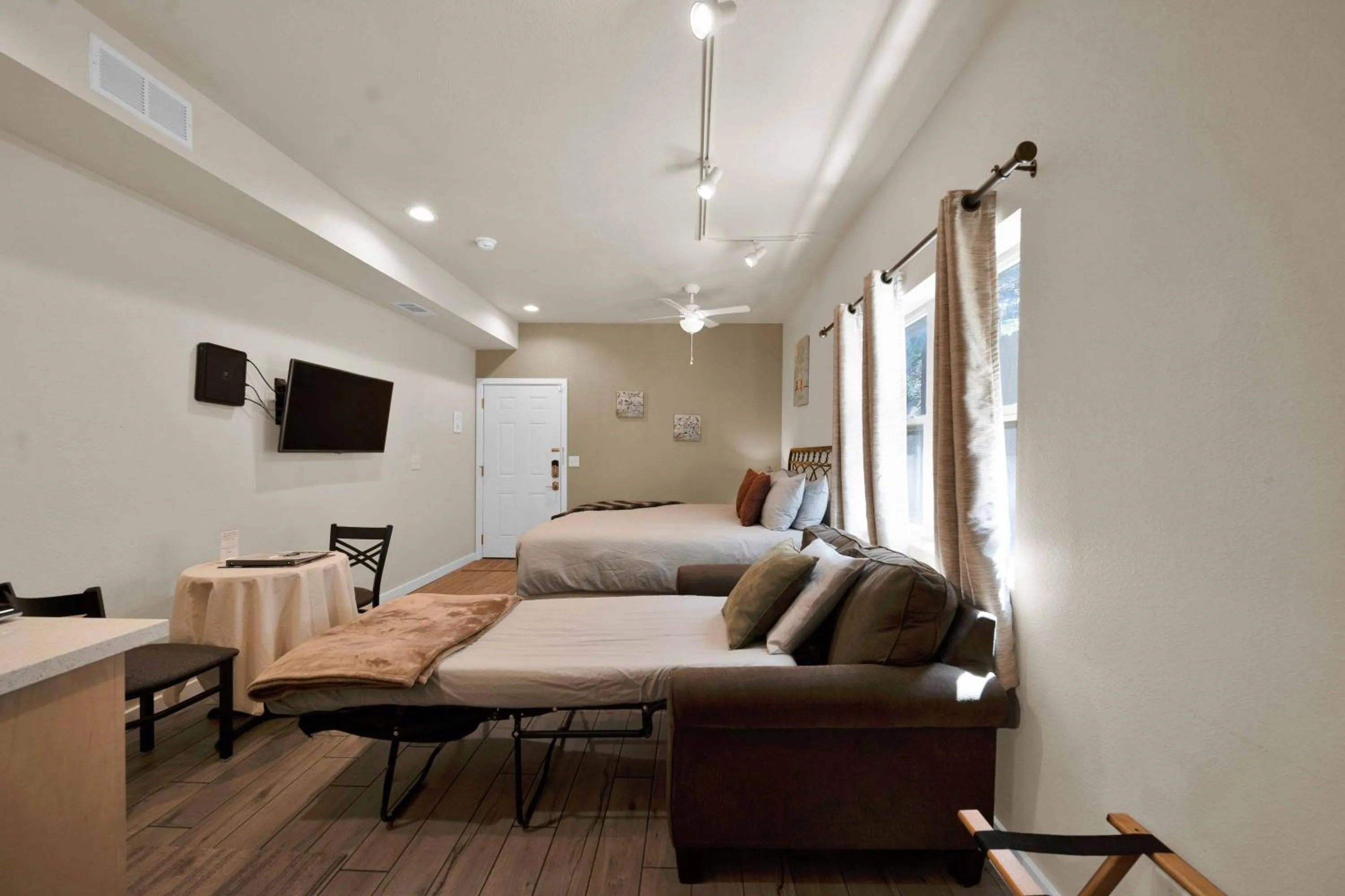 Bed in The Inn at Shasta Lake