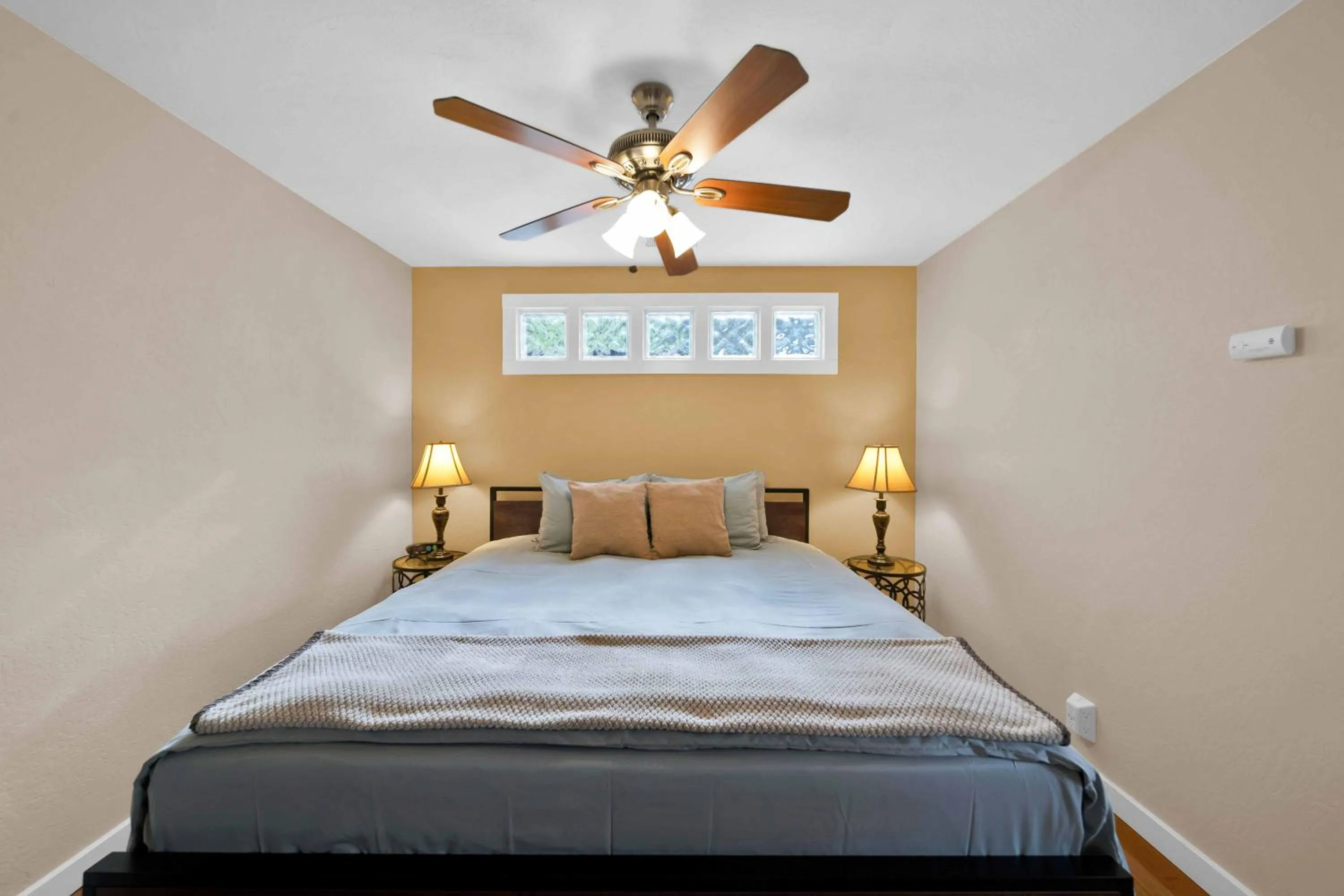 Bed in The Inn at Shasta Lake