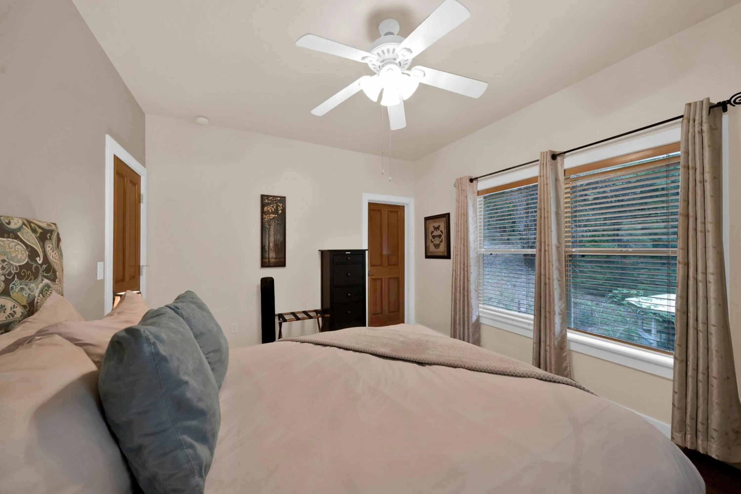 Bed in The Inn at Shasta Lake