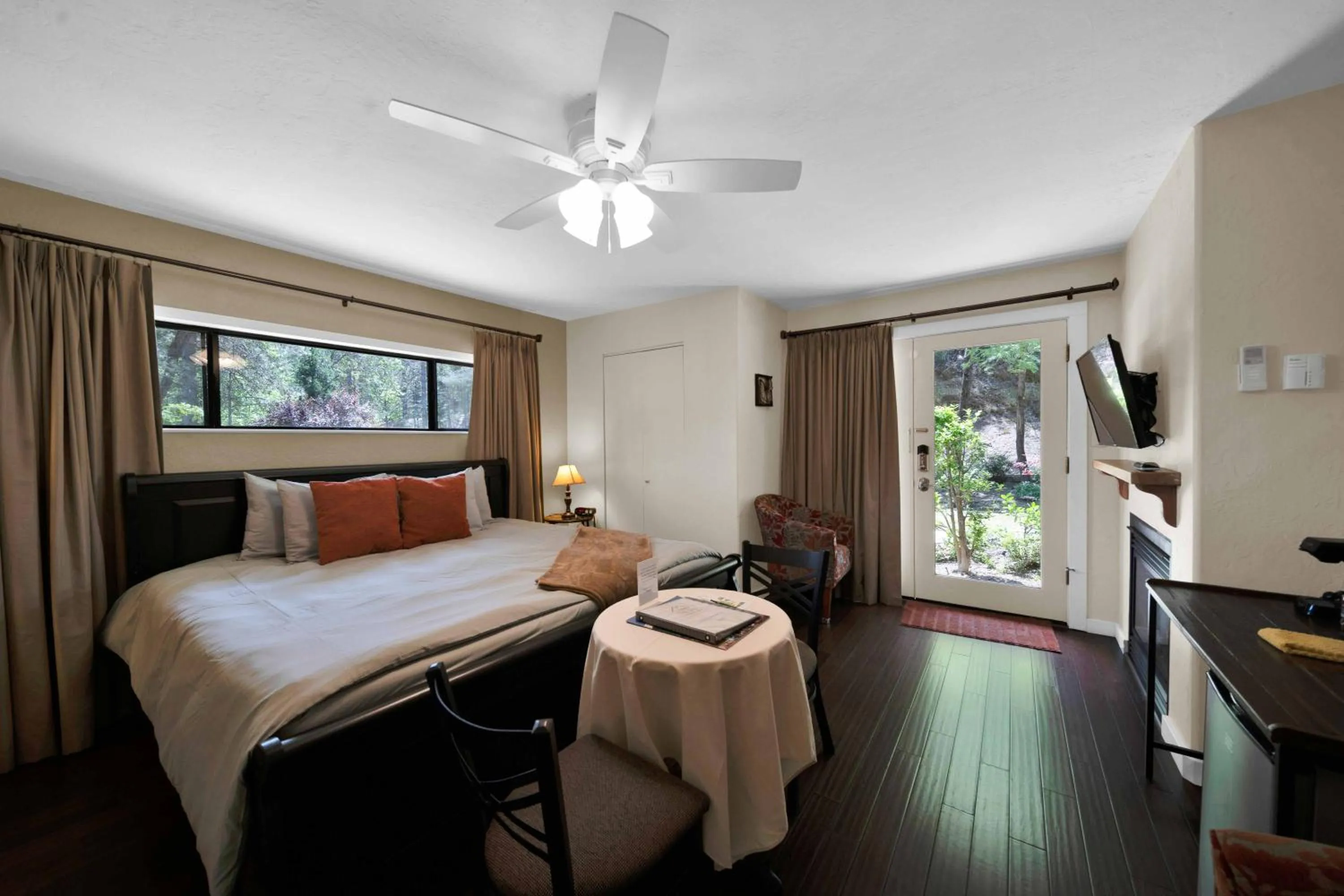 Bed in The Inn at Shasta Lake