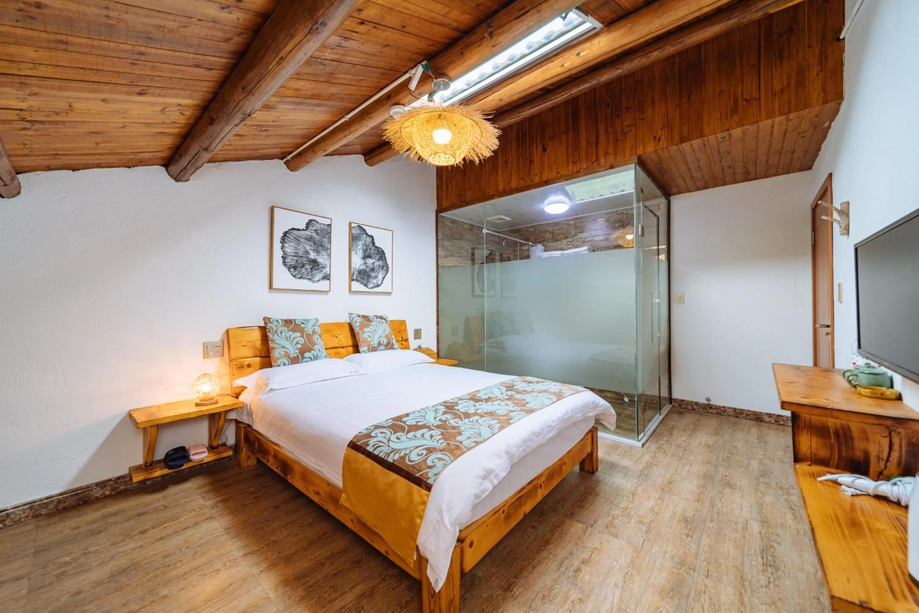 Photo of the whole room, Bed in Moganshan Pinhouwu Hotel