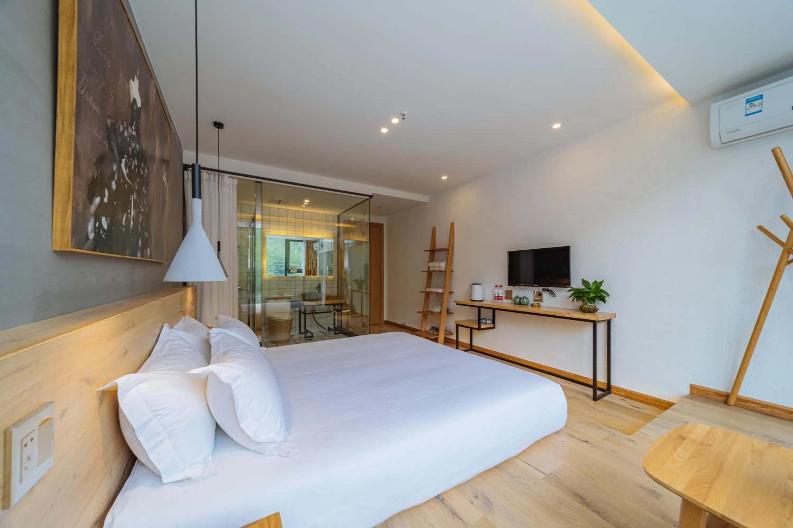 Bed in Moganshan Pinhouwu Hotel