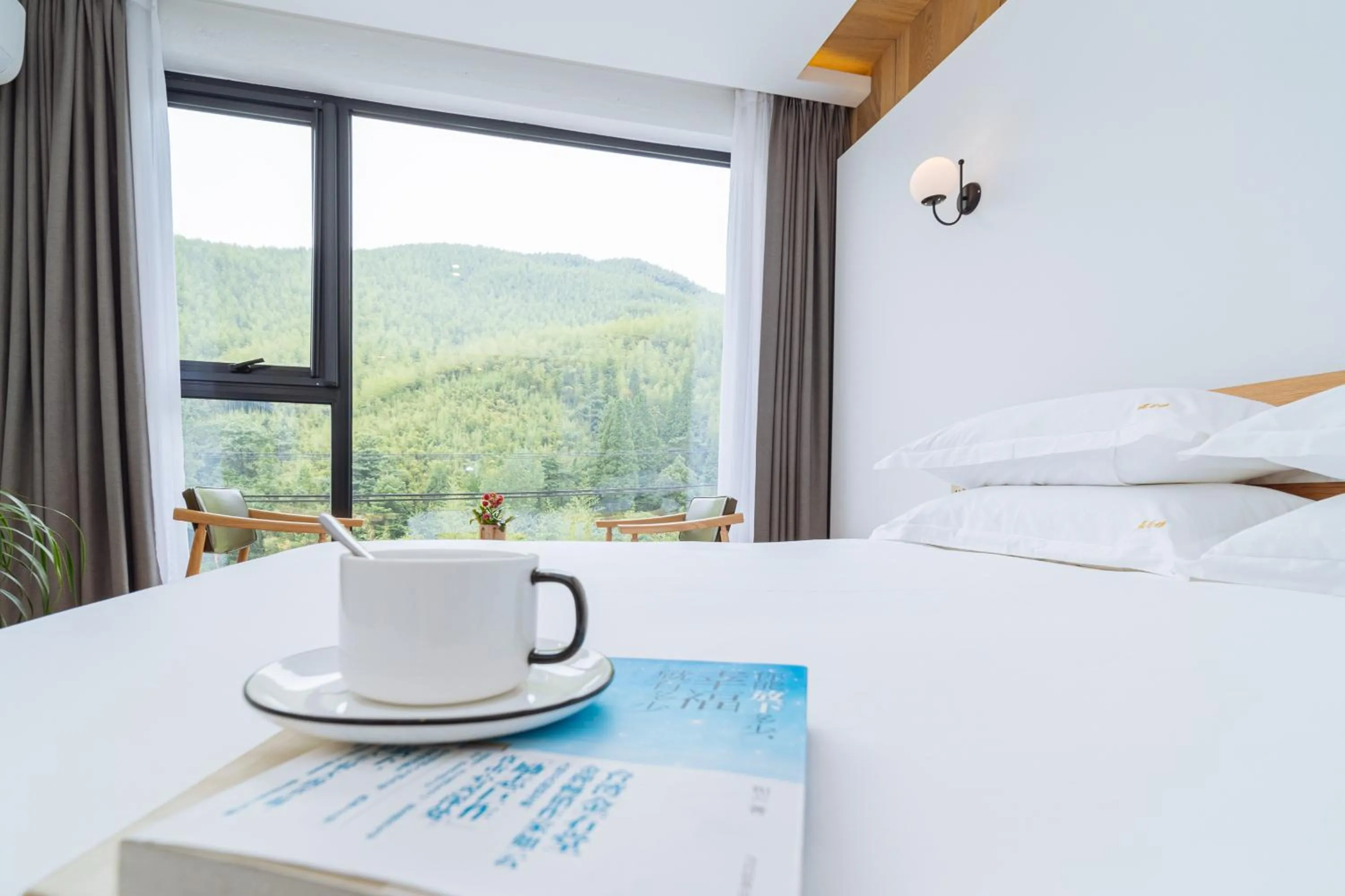 Decorative detail, Bed in Moganshan Pinhouwu Hotel