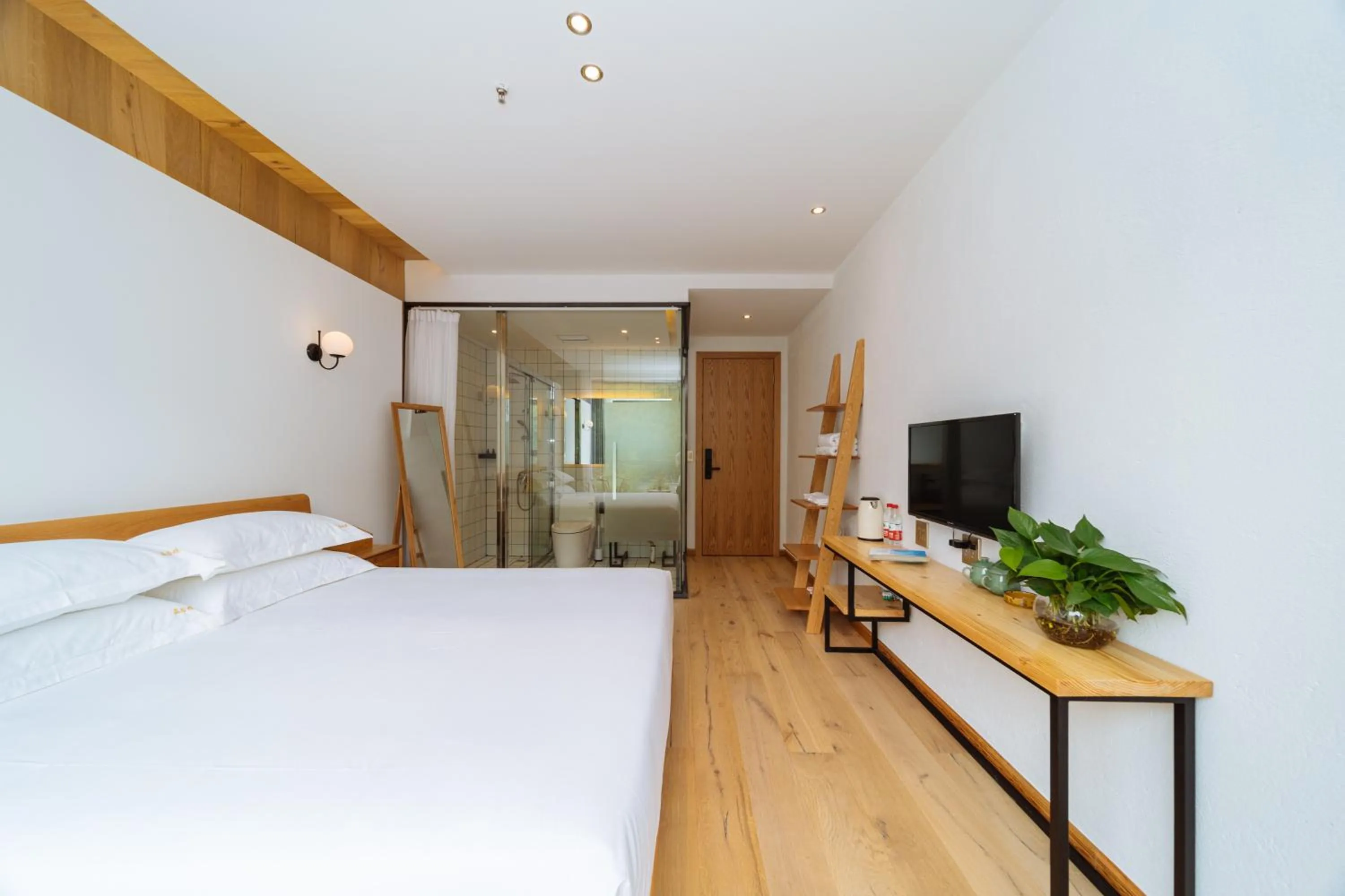 Photo of the whole room, Bed in Moganshan Pinhouwu Hotel