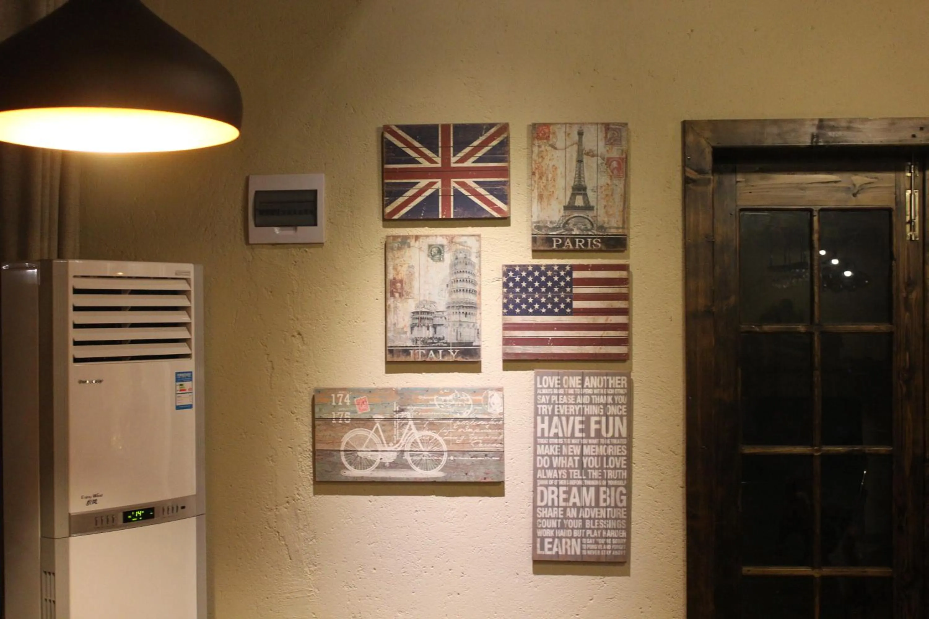 Decorative detail in Moganshan Pinhouwu Hotel