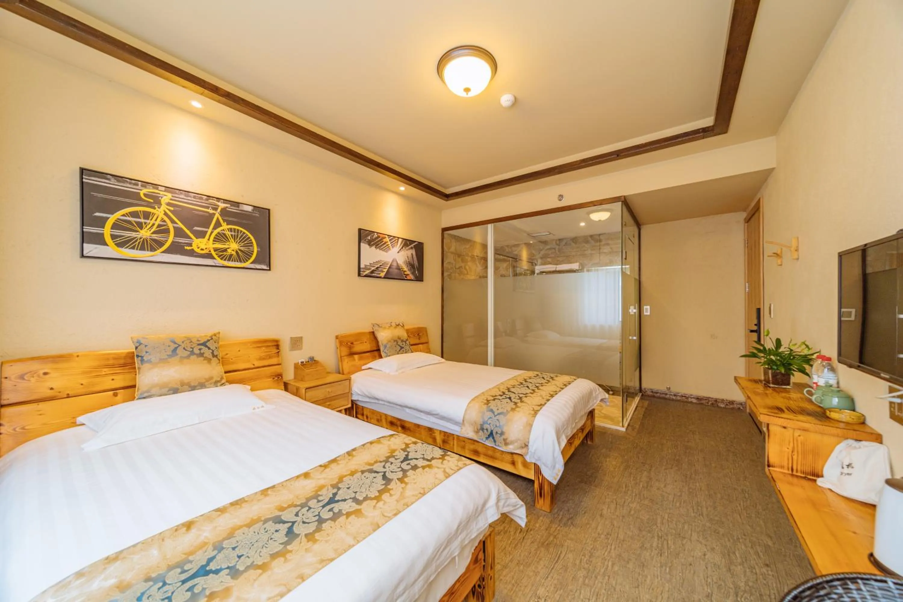 Photo of the whole room, Bed in Moganshan Pinhouwu Hotel