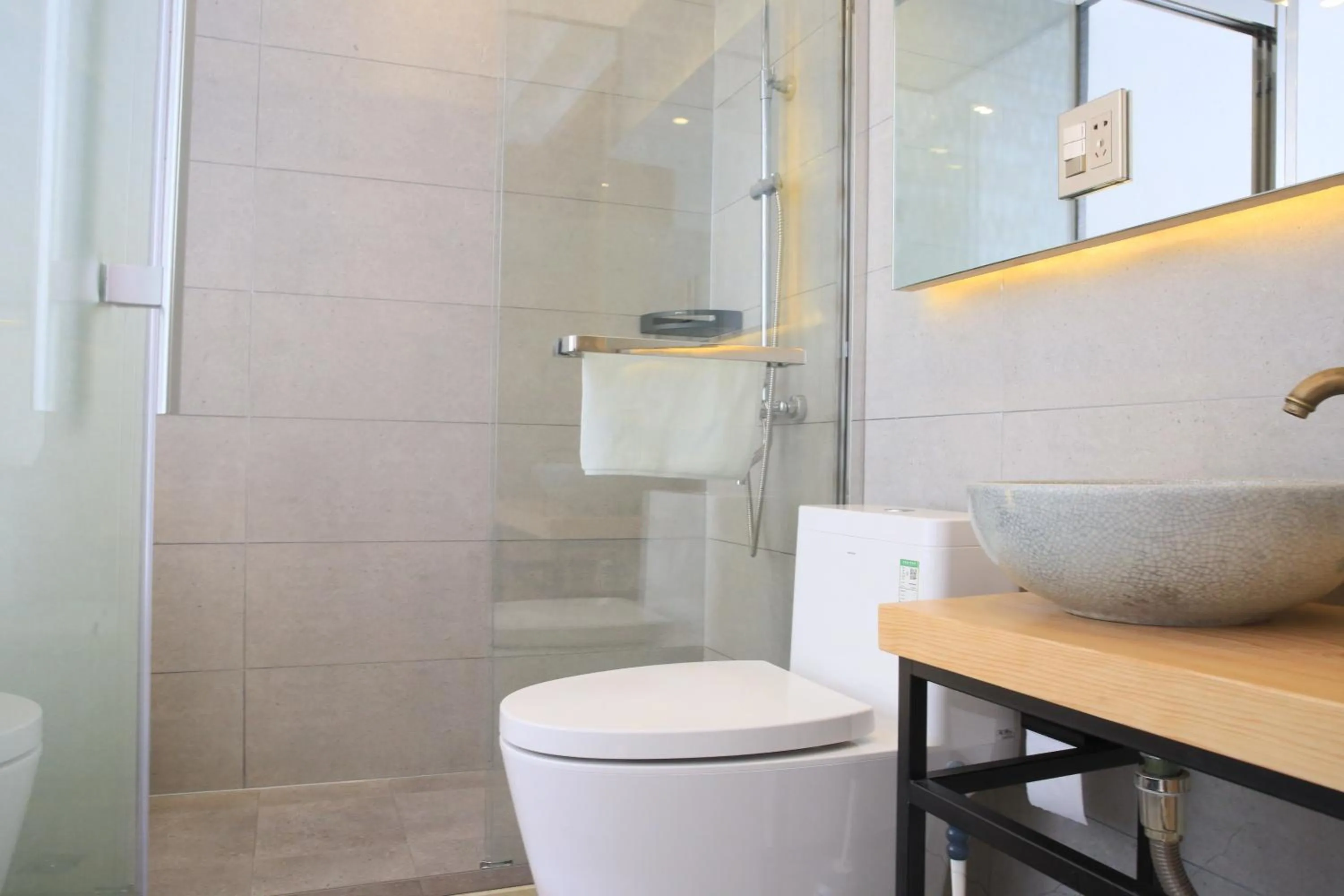 Shower in Moganshan Pinhouwu Hotel