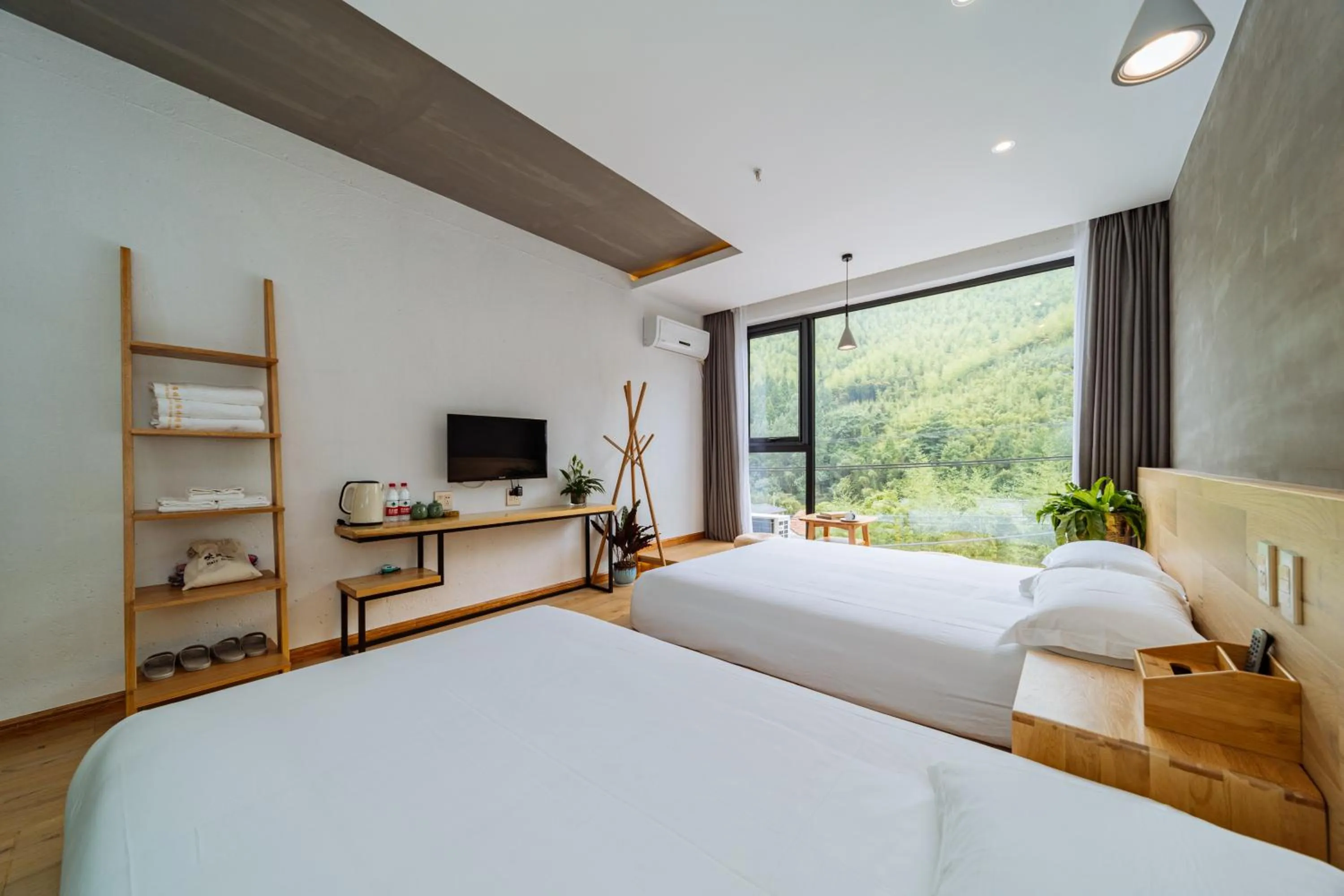 Photo of the whole room, Bed in Moganshan Pinhouwu Hotel