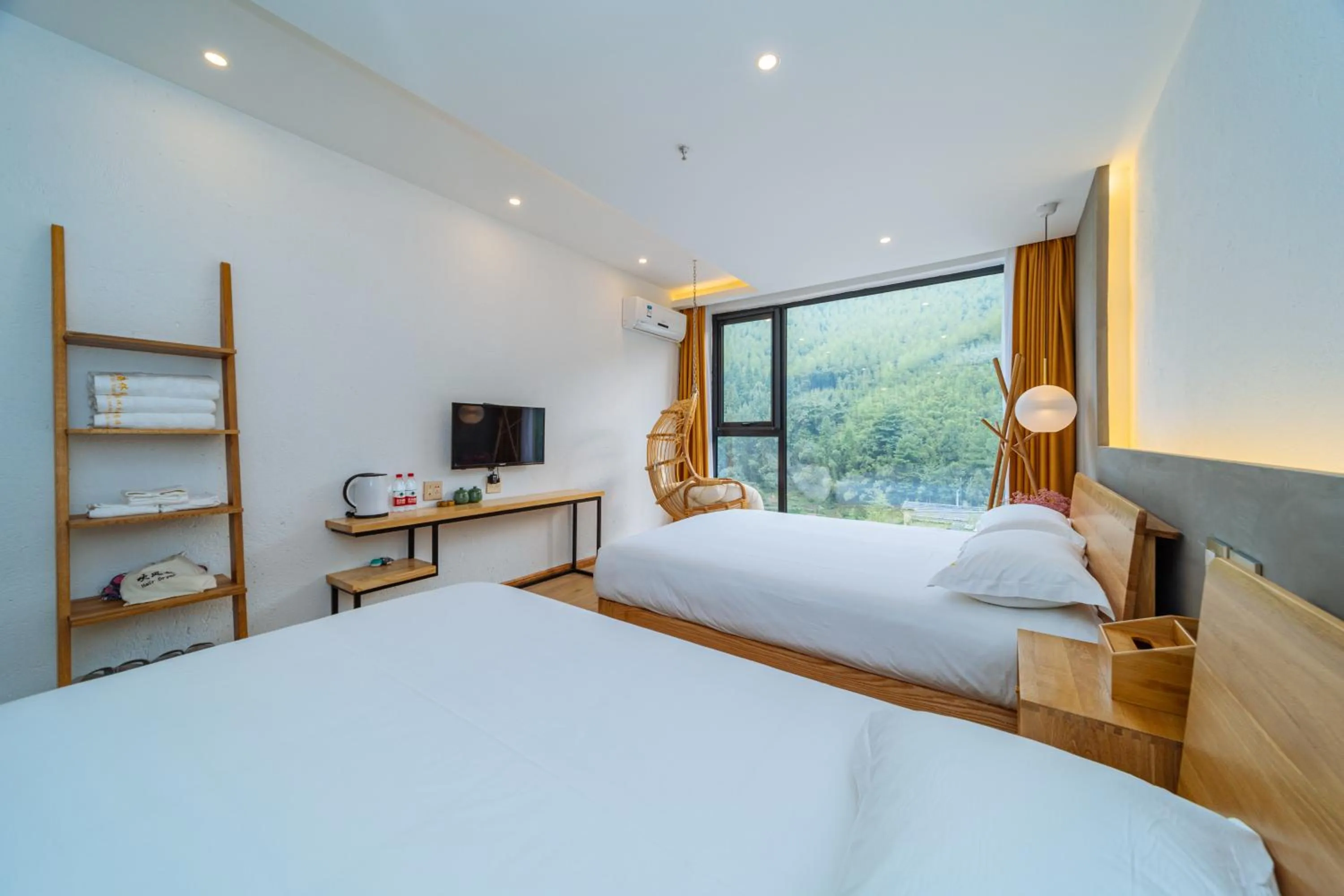 Photo of the whole room, Bed in Moganshan Pinhouwu Hotel