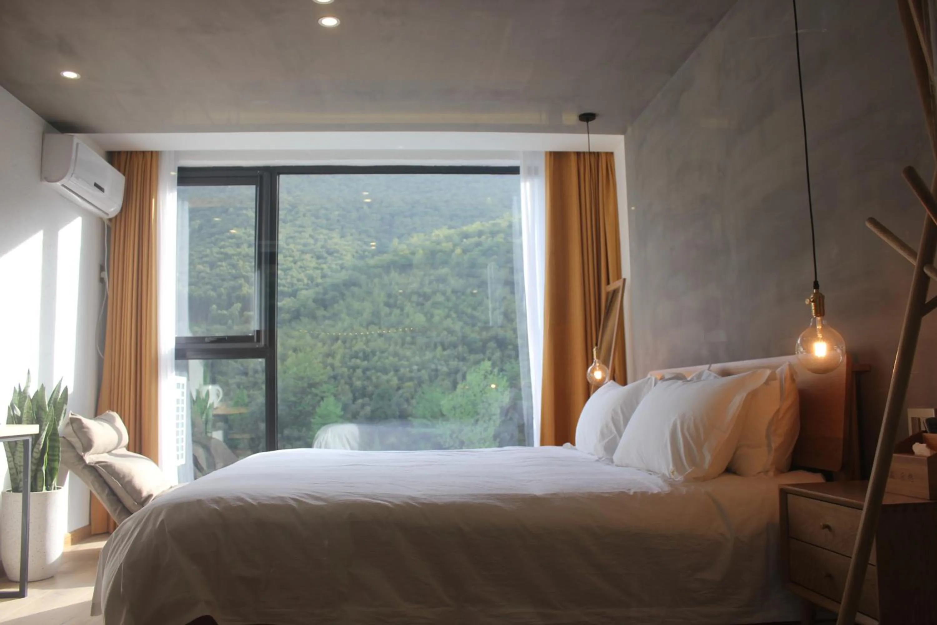 Mountain view, Bed in Moganshan Pinhouwu Hotel
