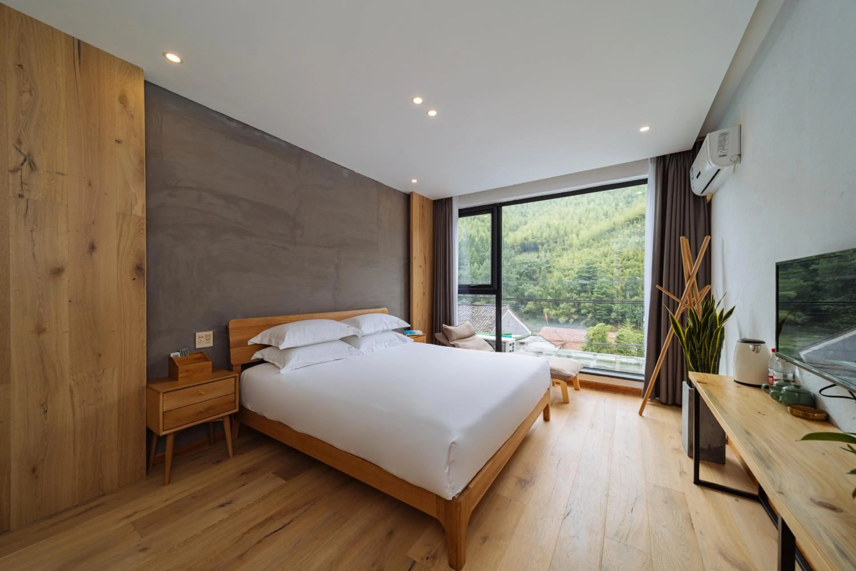 Photo of the whole room, Bed in Moganshan Pinhouwu Hotel