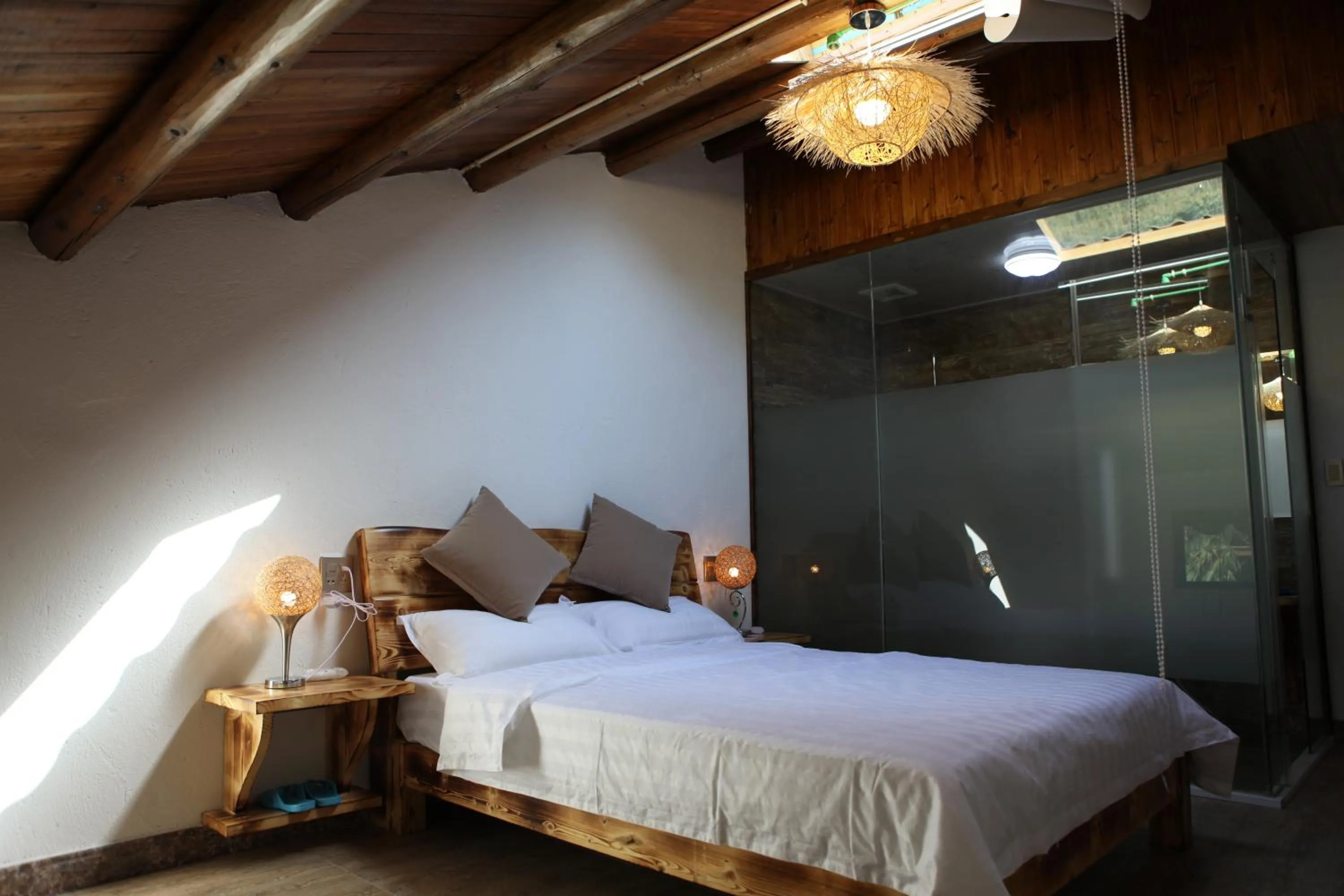 Photo of the whole room, Bed in Moganshan Pinhouwu Hotel