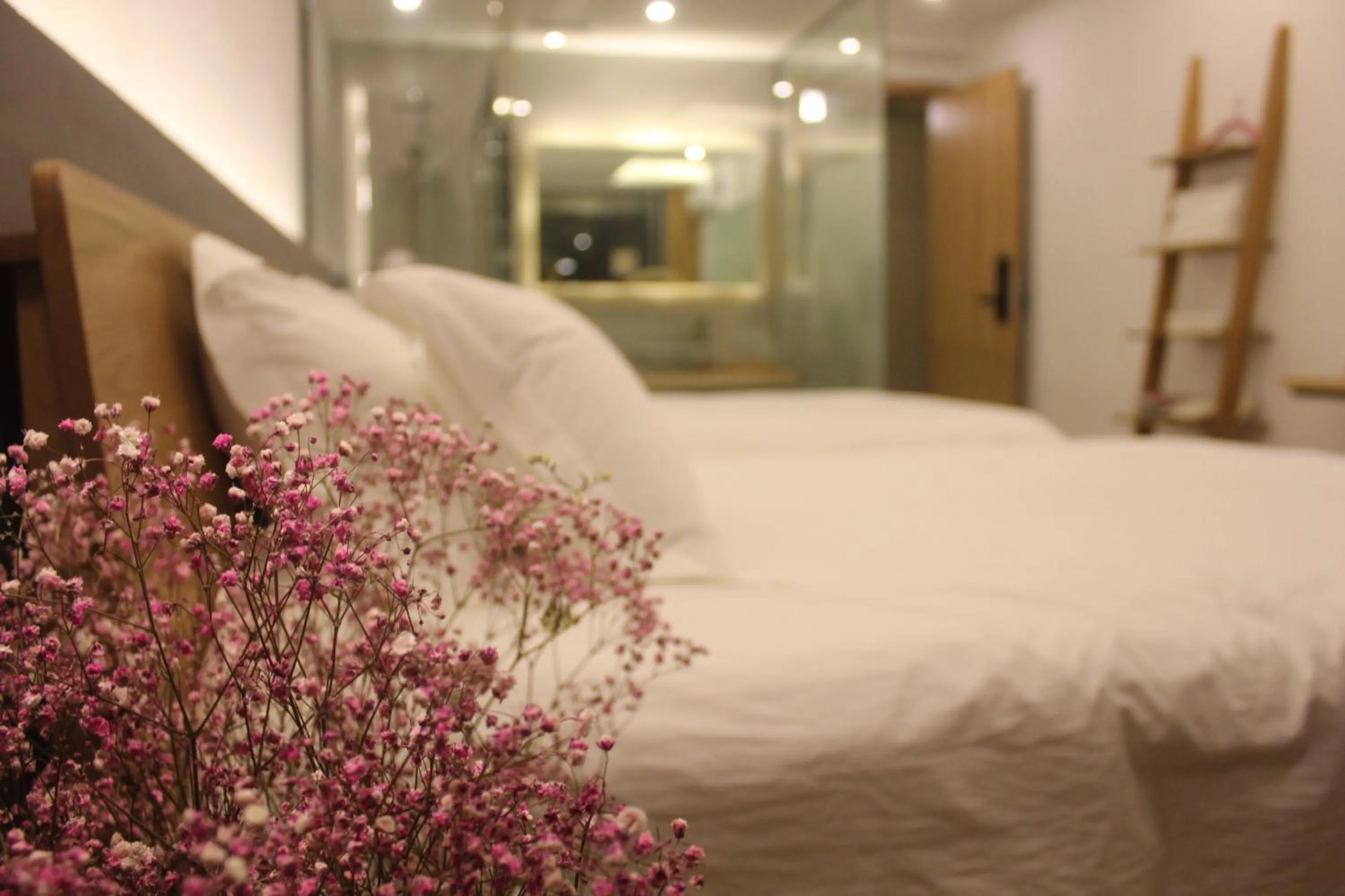 Decorative detail, Bed in Moganshan Pinhouwu Hotel