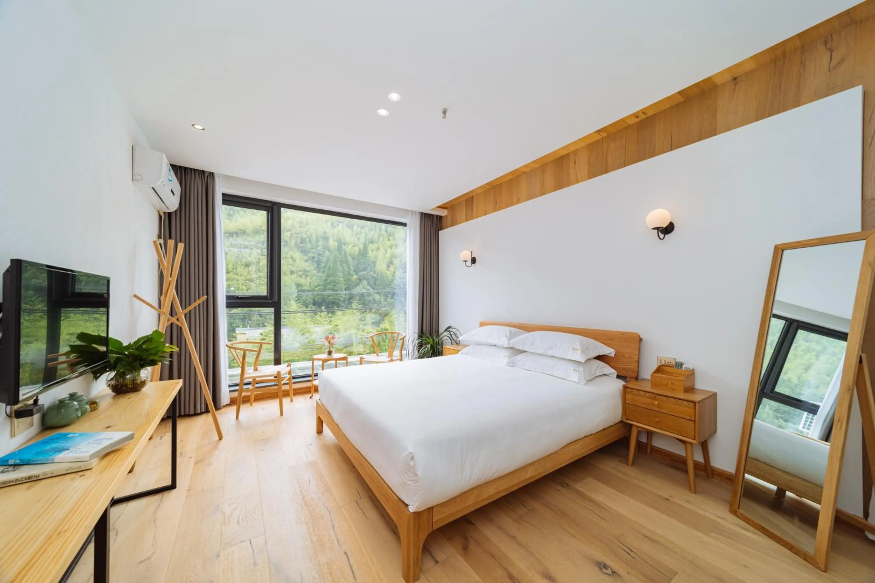 Photo of the whole room, Bed in Moganshan Pinhouwu Hotel