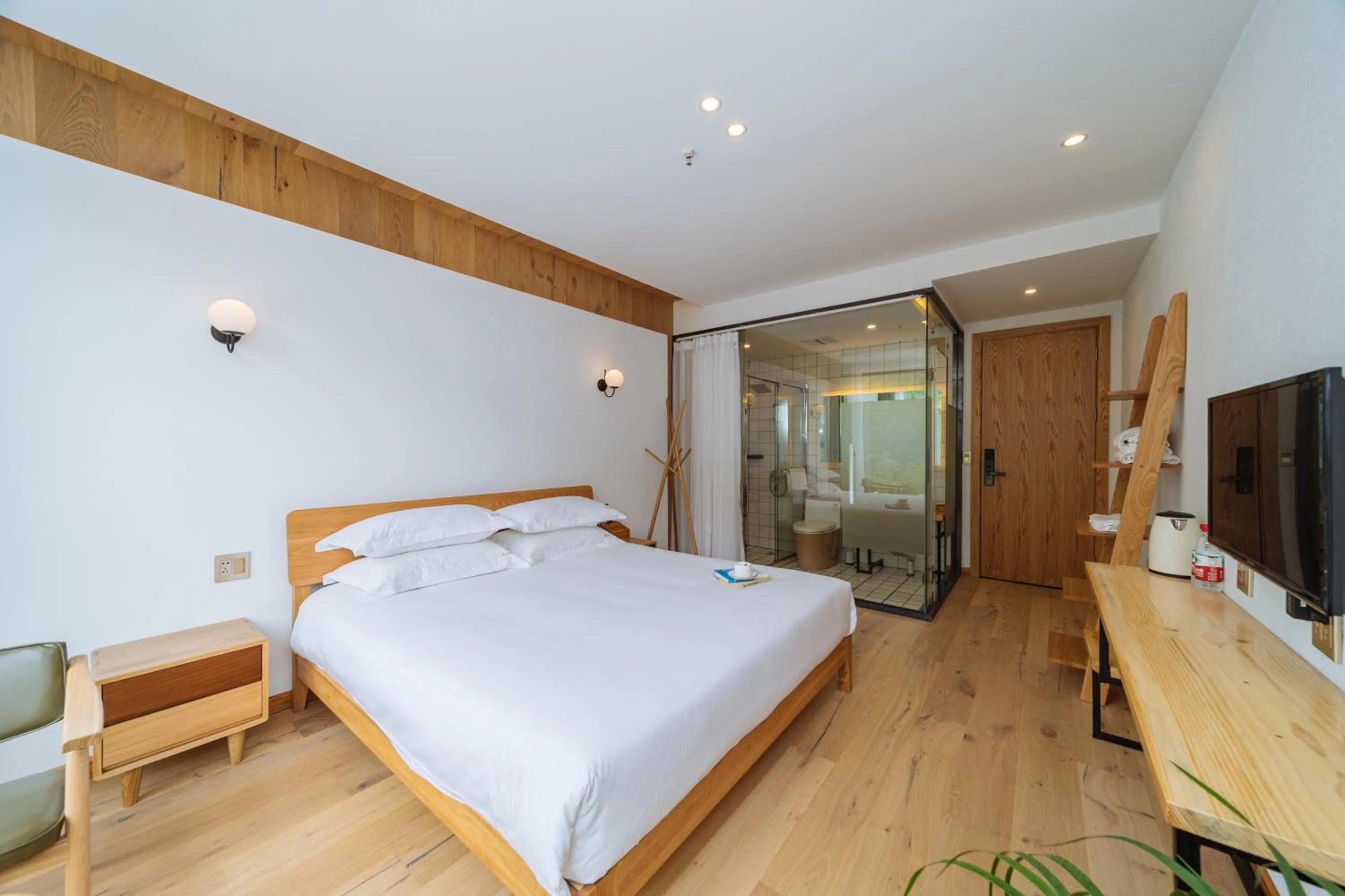 Photo of the whole room, Bed in Moganshan Pinhouwu Hotel