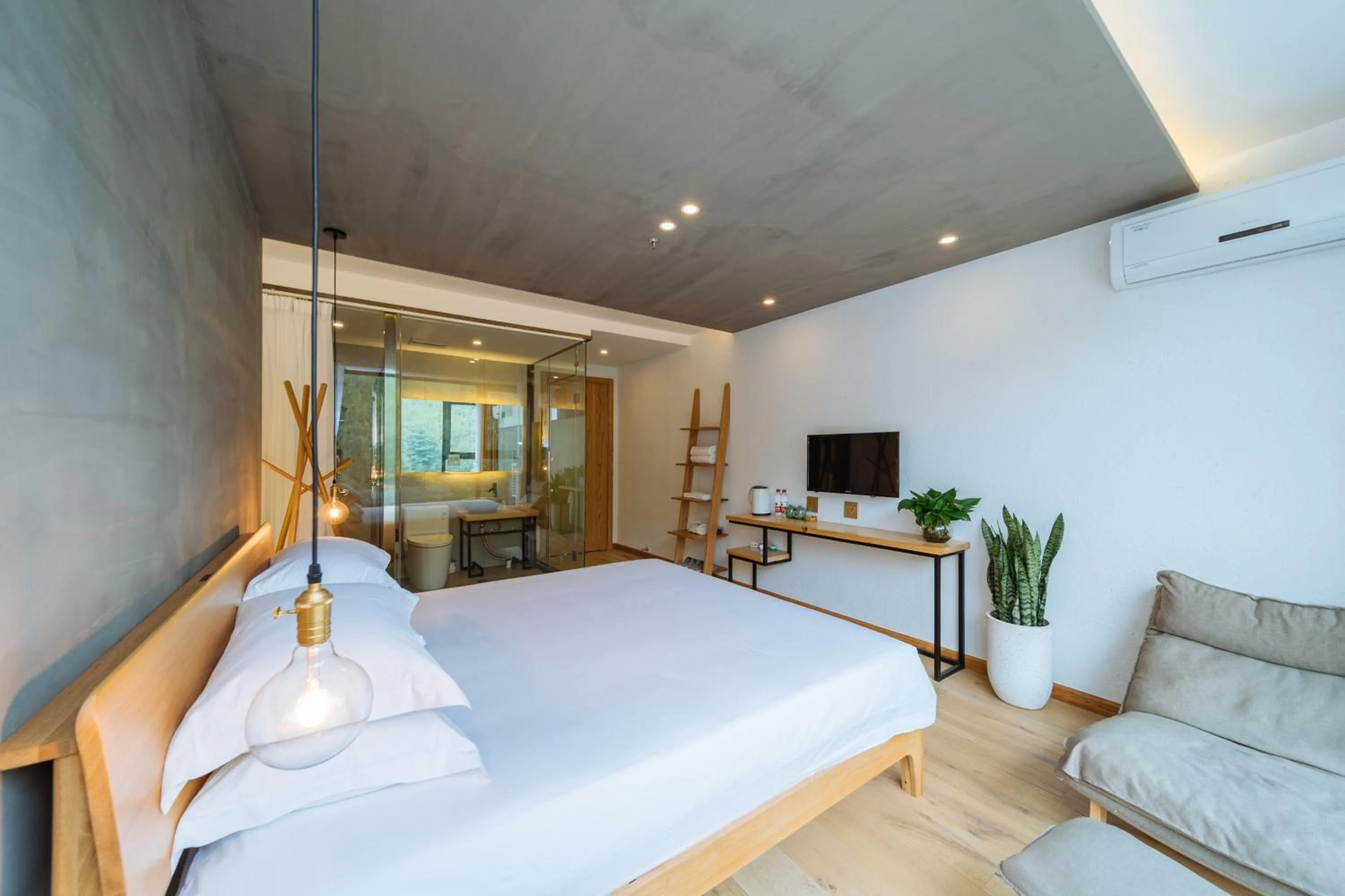 Photo of the whole room, Bed in Moganshan Pinhouwu Hotel