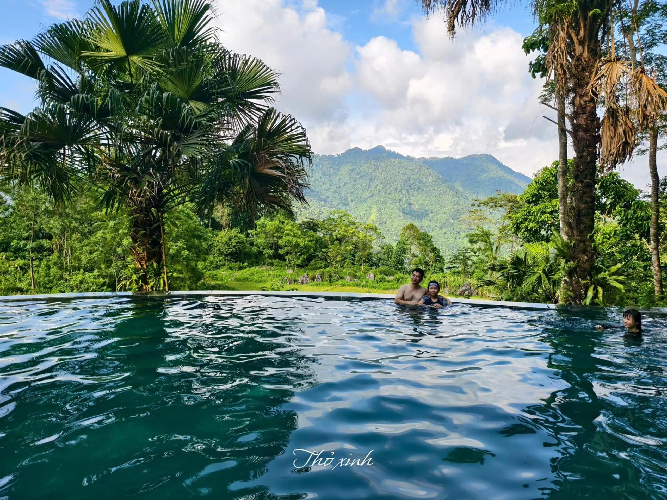 Swimming pool in Cọ Retreat Da Bac